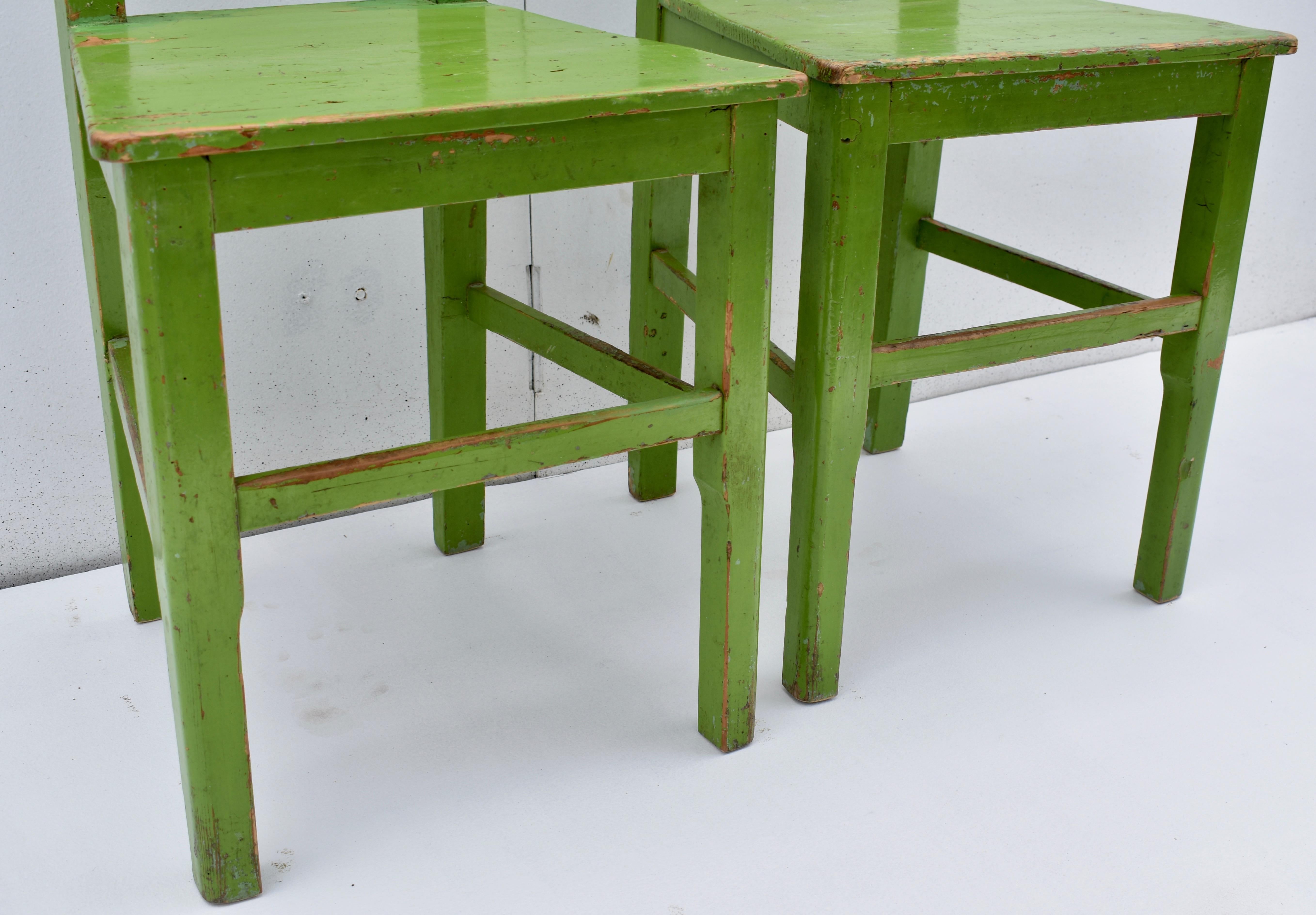 20th Century Set of Three Painted Pine Plank-Seat Chairs For Sale