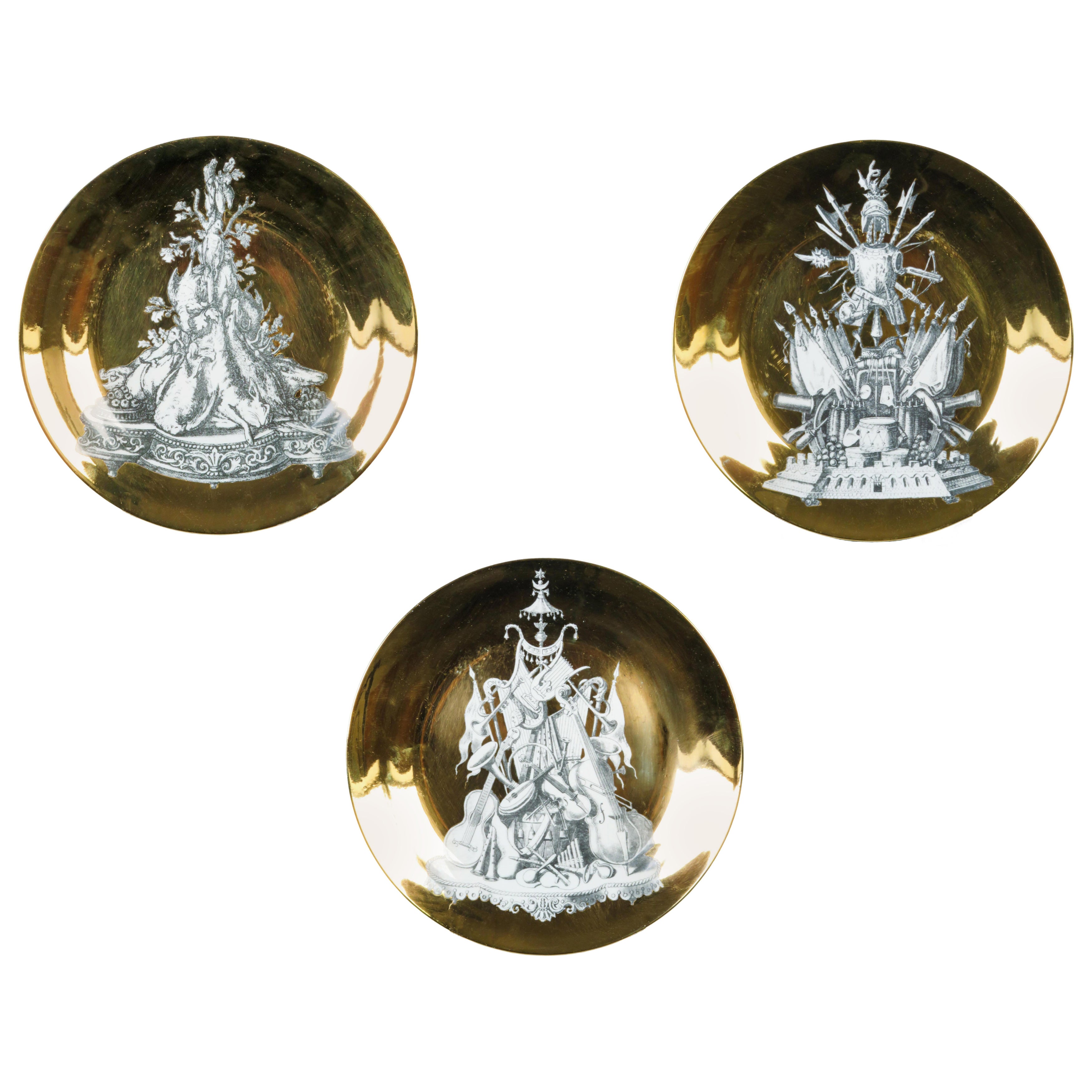 Juego de tres platos de la serie "Panoplie" en porcelana con decoración litografiada en venta