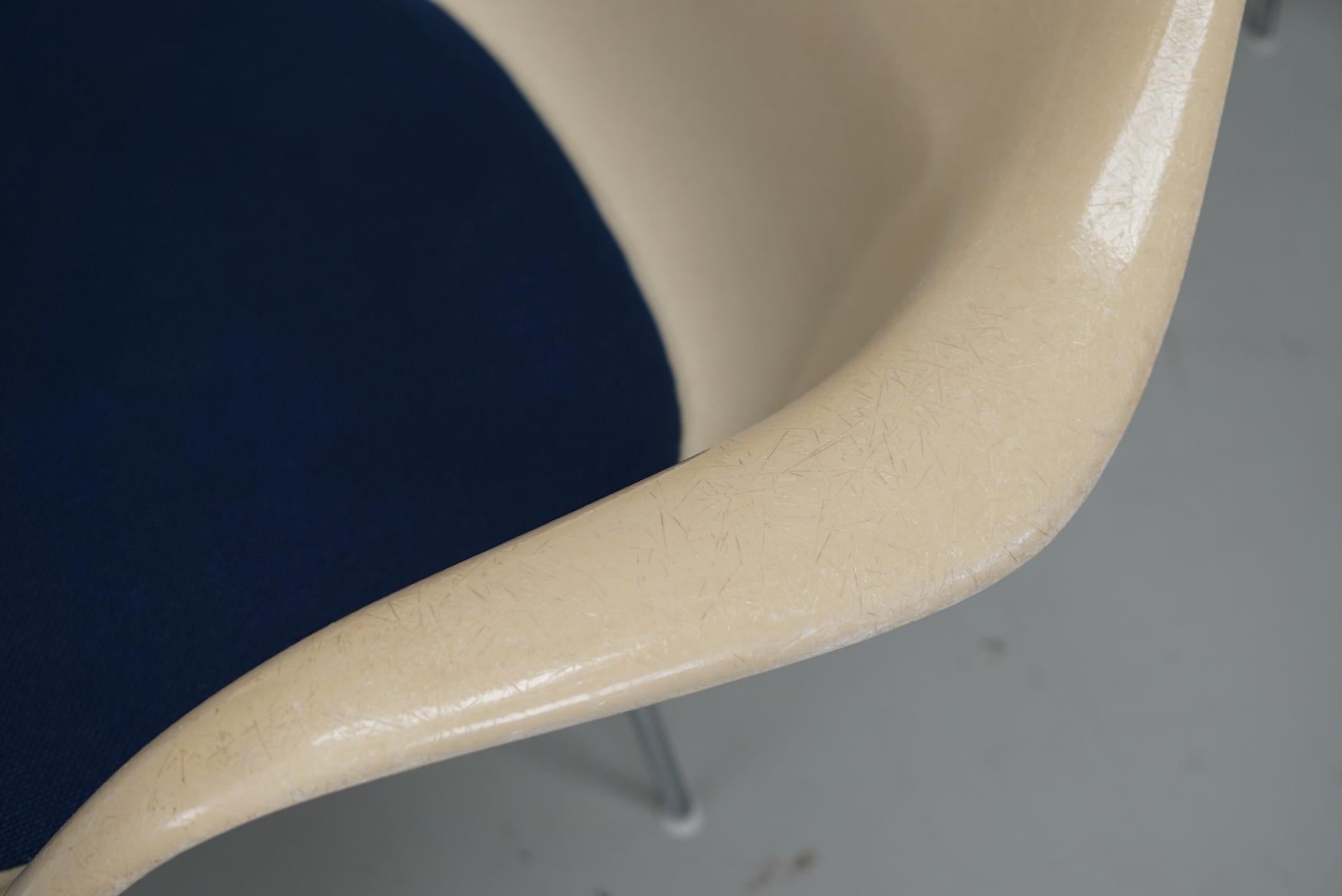 Set di tre poltrone DAX in fibra di vetro pergamena Eames per Herman Miller / Vitra in vendita 3
