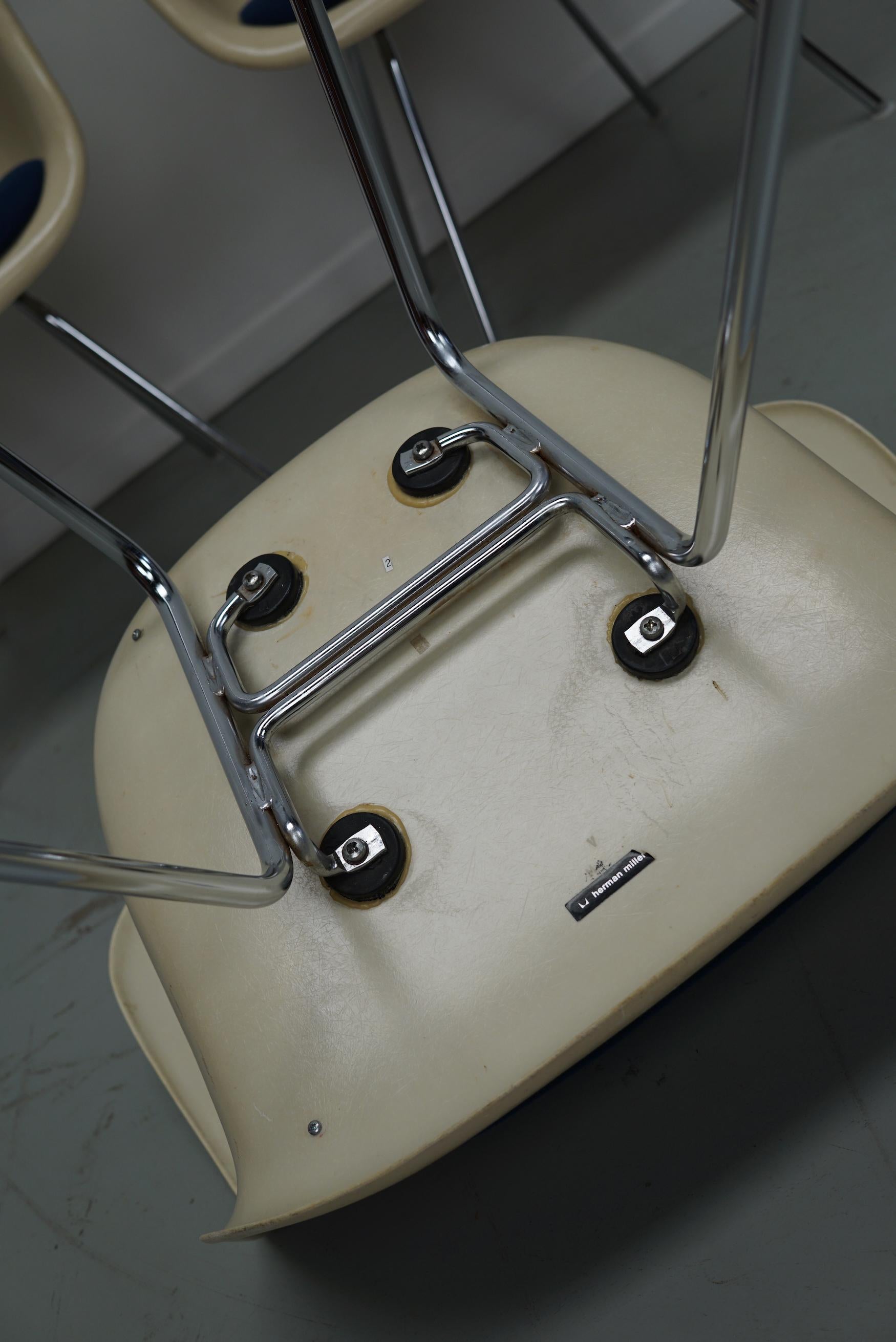 Set di tre poltrone DAX in fibra di vetro pergamena Eames per Herman Miller / Vitra in vendita 4