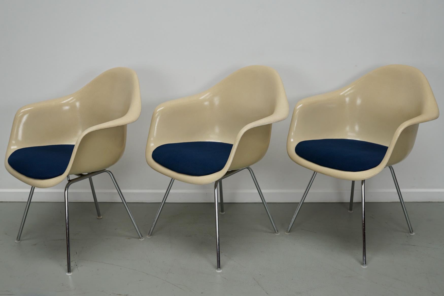 Set di tre poltrone DAX in fibra di vetro pergamena Eames per Herman Miller / Vitra in vendita 5