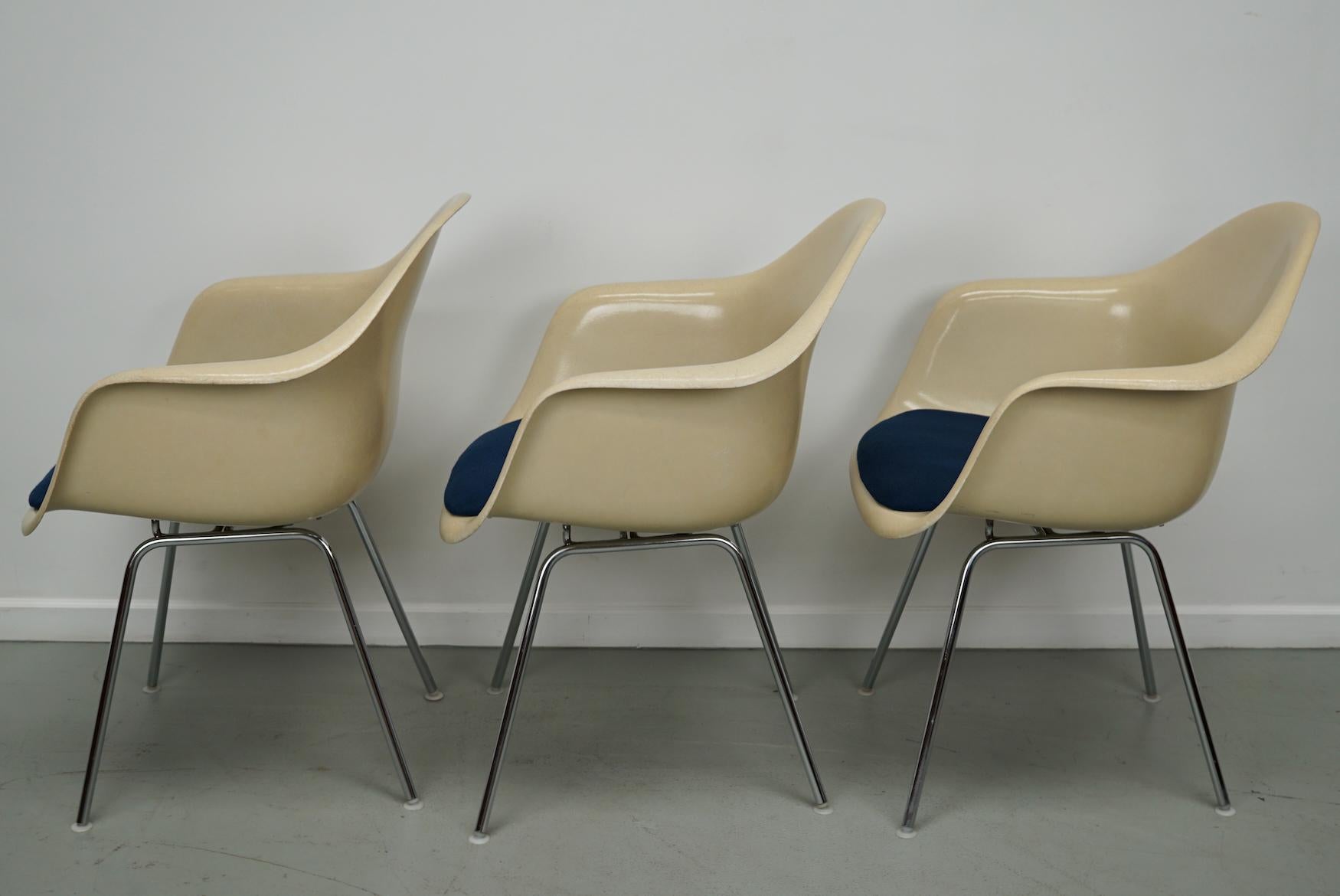 Set di tre poltrone DAX in fibra di vetro pergamena Eames per Herman Miller / Vitra in vendita 6