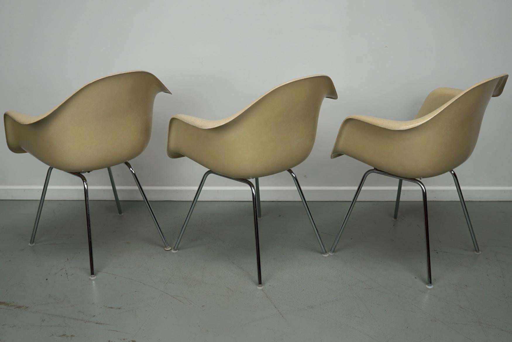 Set di tre poltrone DAX in fibra di vetro pergamena Eames per Herman Miller / Vitra in vendita 8