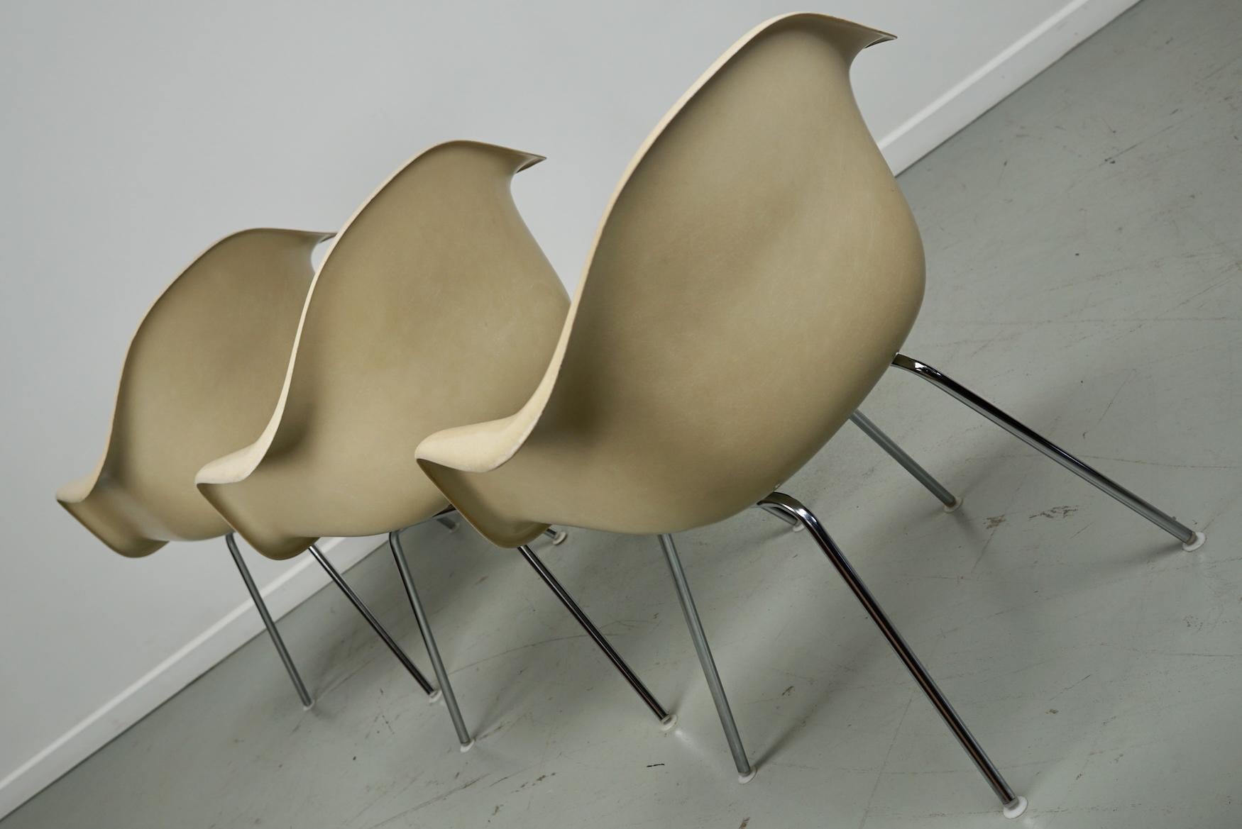 Set di tre poltrone DAX in fibra di vetro pergamena Eames per Herman Miller / Vitra in vendita 9