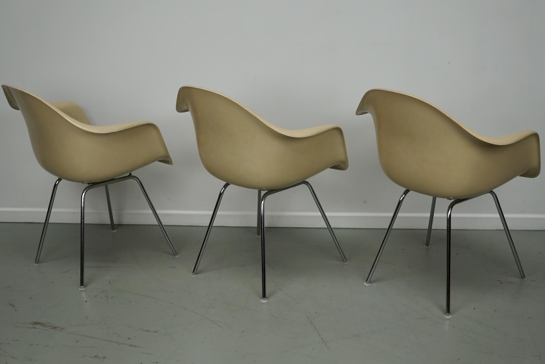 Set di tre poltrone DAX in fibra di vetro pergamena Eames per Herman Miller / Vitra in vendita 11