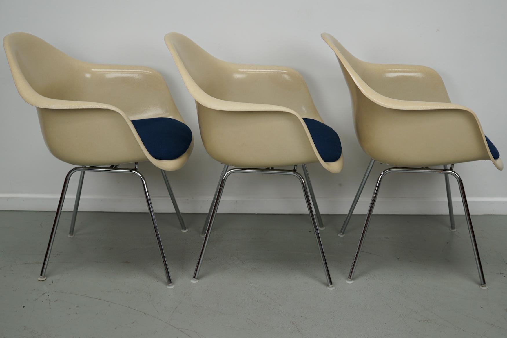 Set di tre poltrone DAX in fibra di vetro pergamena Eames per Herman Miller / Vitra in vendita 12