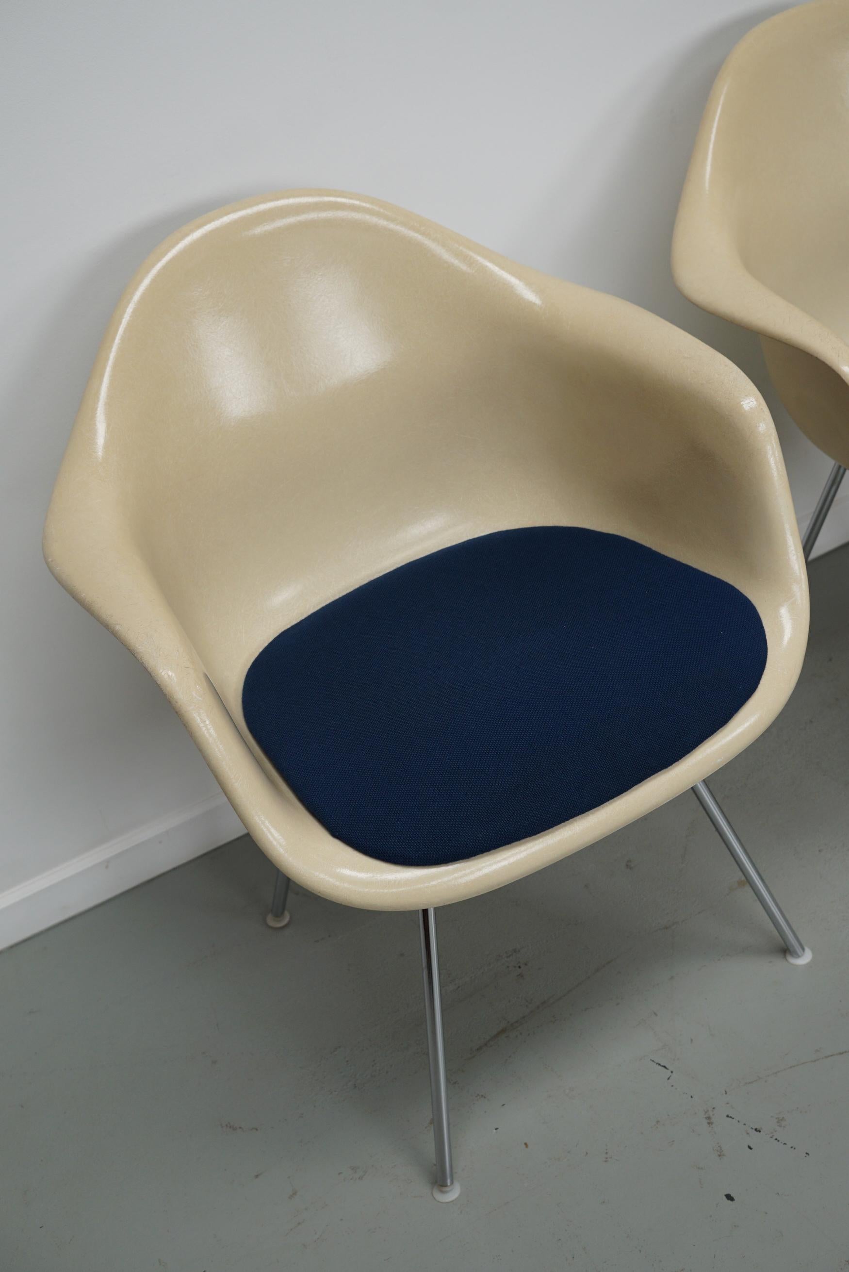 Questo set di tre sedie DAX in fibra di vetro pergamena è stato progettato da Charles e Ray Eames per Herman Miller / Vitra. Presentano i segni dell'uso e dell'età mostrati nelle foto, ma sono in ottime condizioni vintage. I coprisedili potrebbero