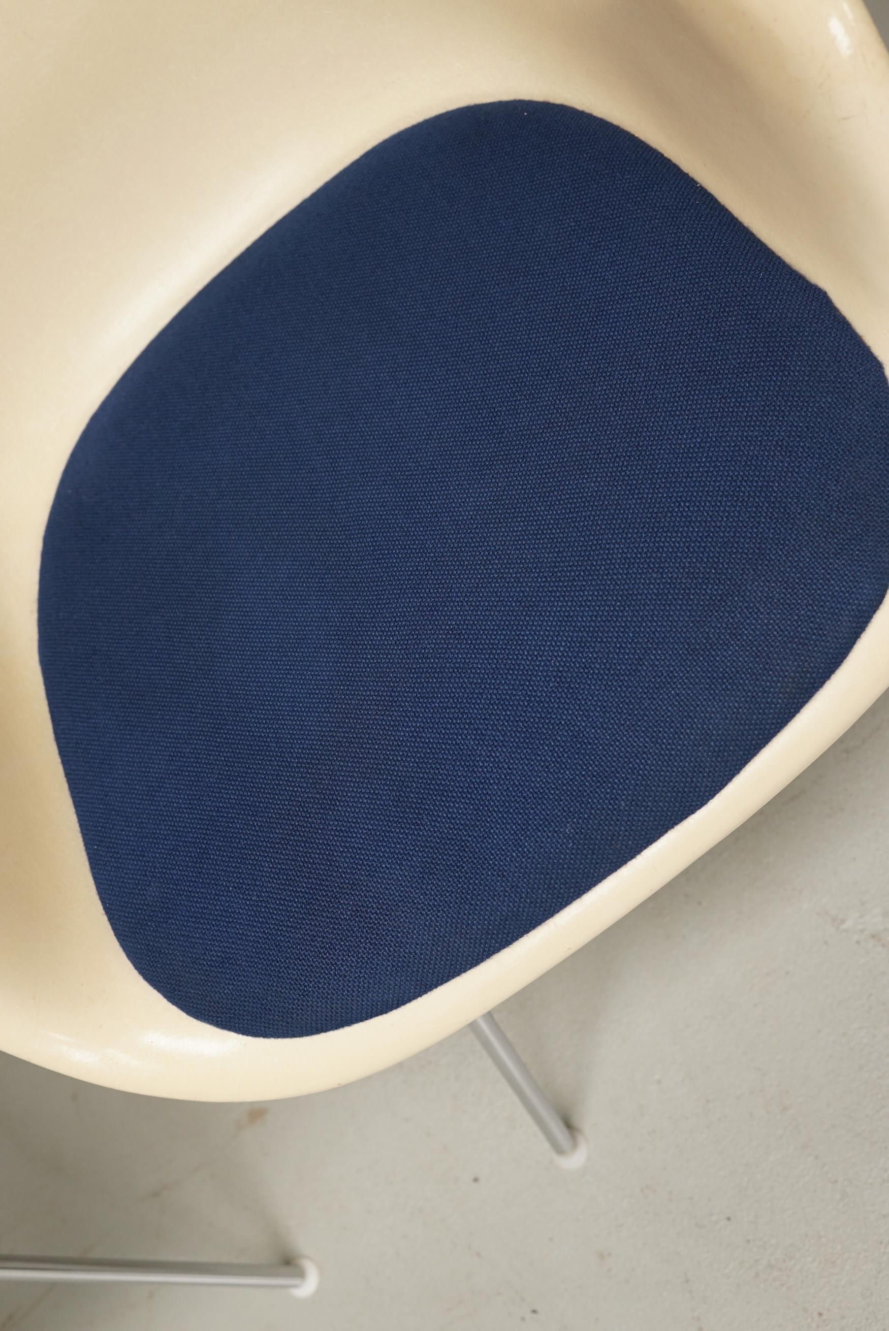 Svizzero Set di tre poltrone DAX in fibra di vetro pergamena Eames per Herman Miller / Vitra in vendita