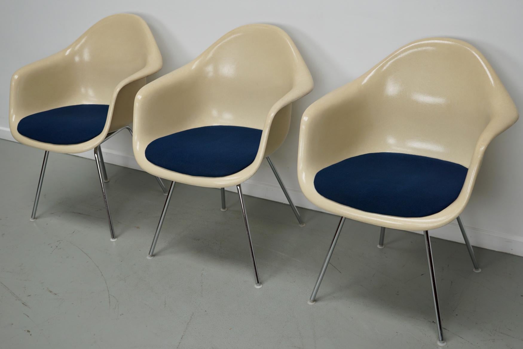 XX secolo Set di tre poltrone DAX in fibra di vetro pergamena Eames per Herman Miller / Vitra in vendita