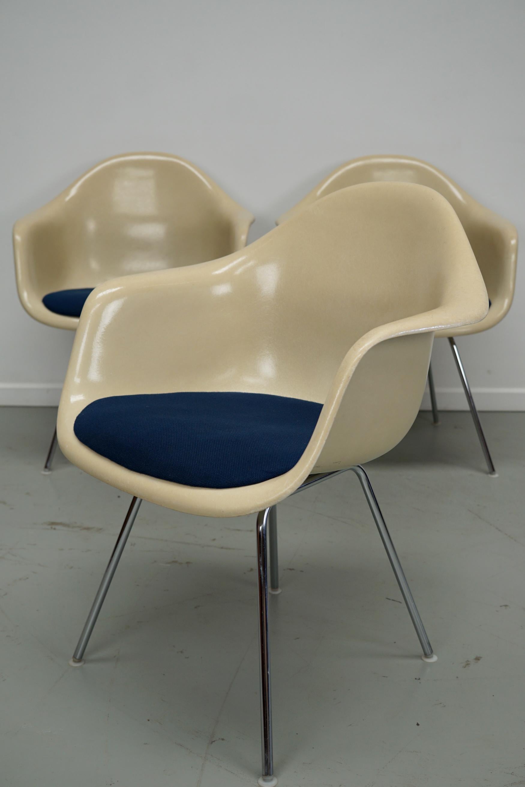 Vetroresina Set di tre poltrone DAX in fibra di vetro pergamena Eames per Herman Miller / Vitra in vendita