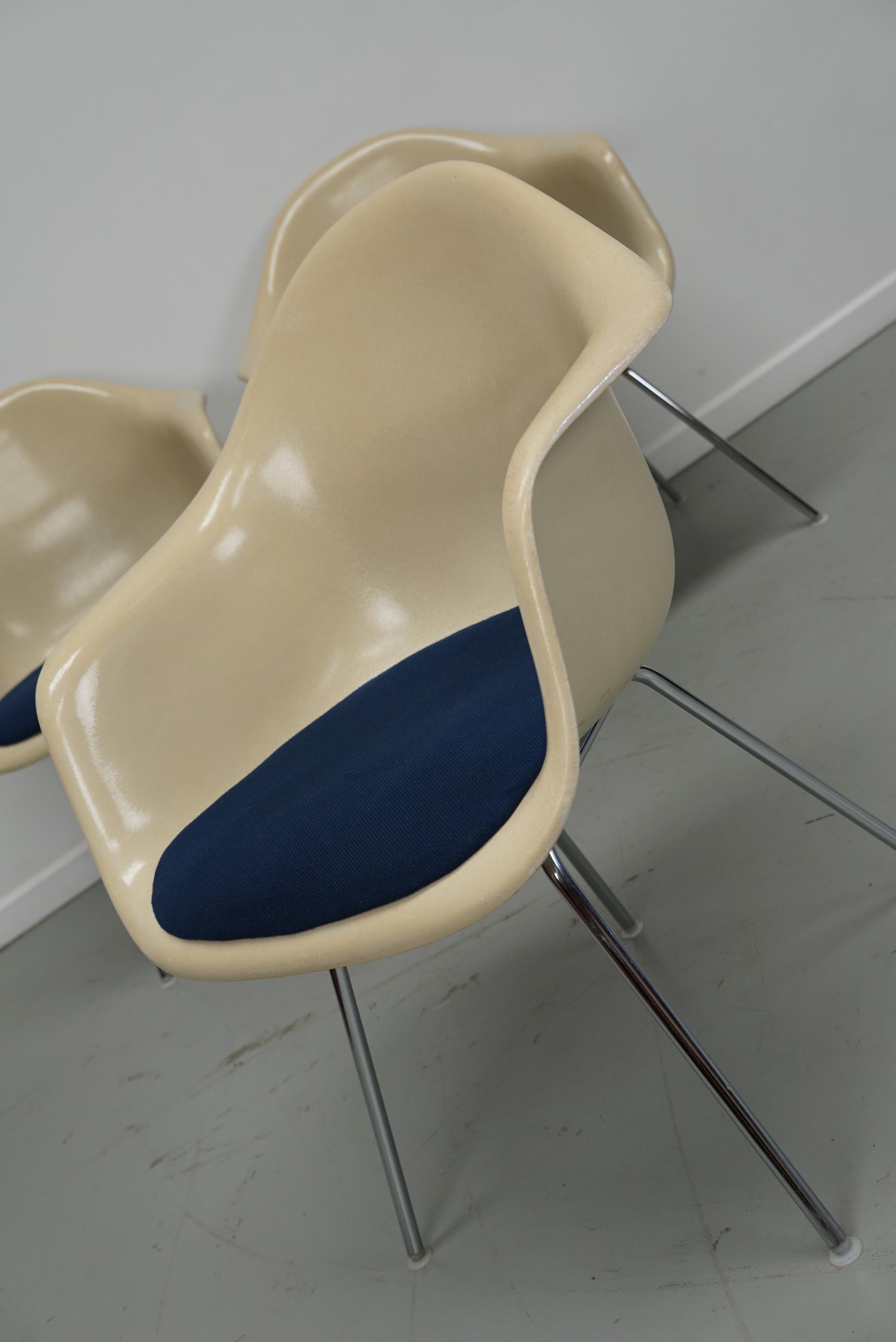 Set di tre poltrone DAX in fibra di vetro pergamena Eames per Herman Miller / Vitra in vendita 1