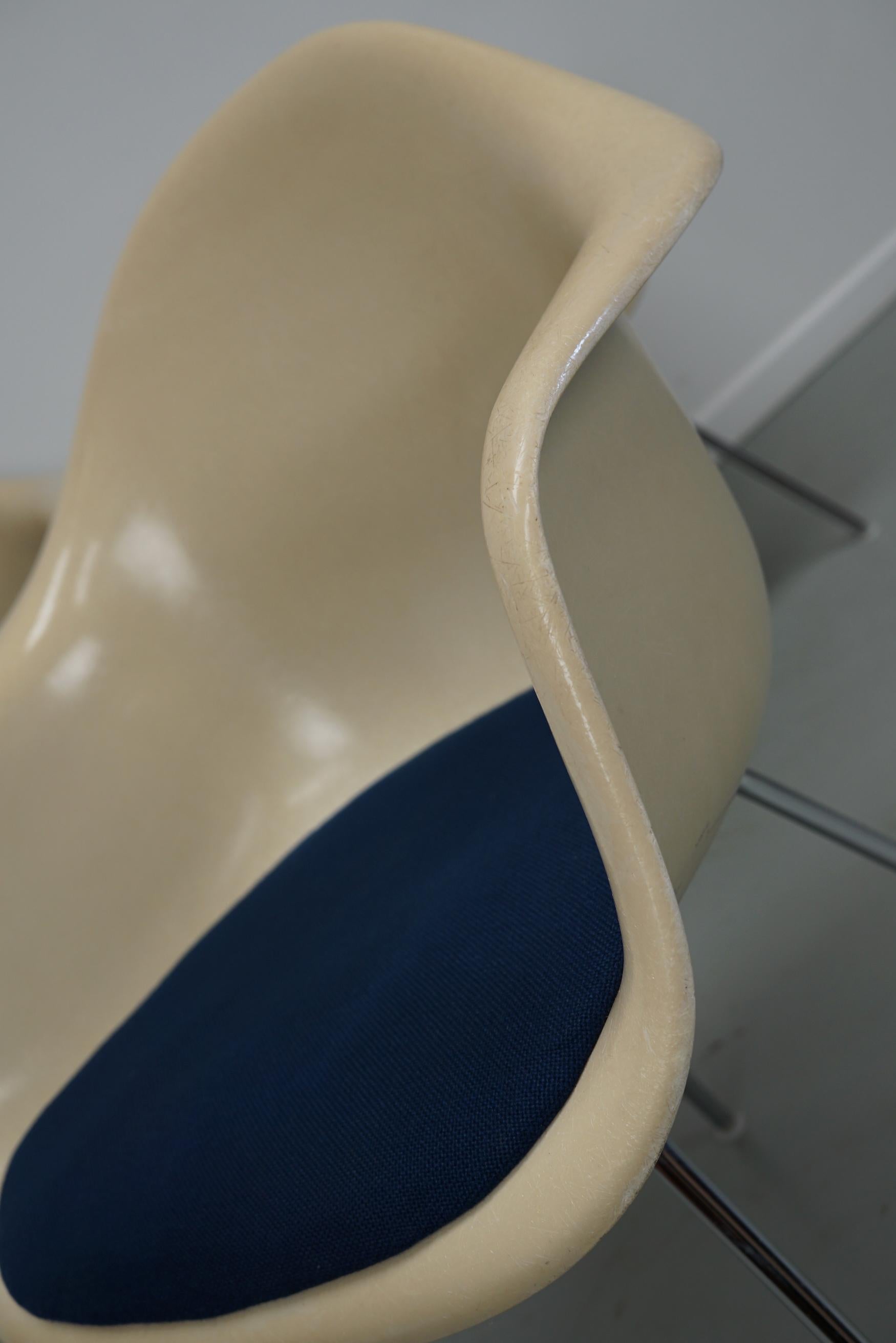 Set di tre poltrone DAX in fibra di vetro pergamena Eames per Herman Miller / Vitra in vendita 2