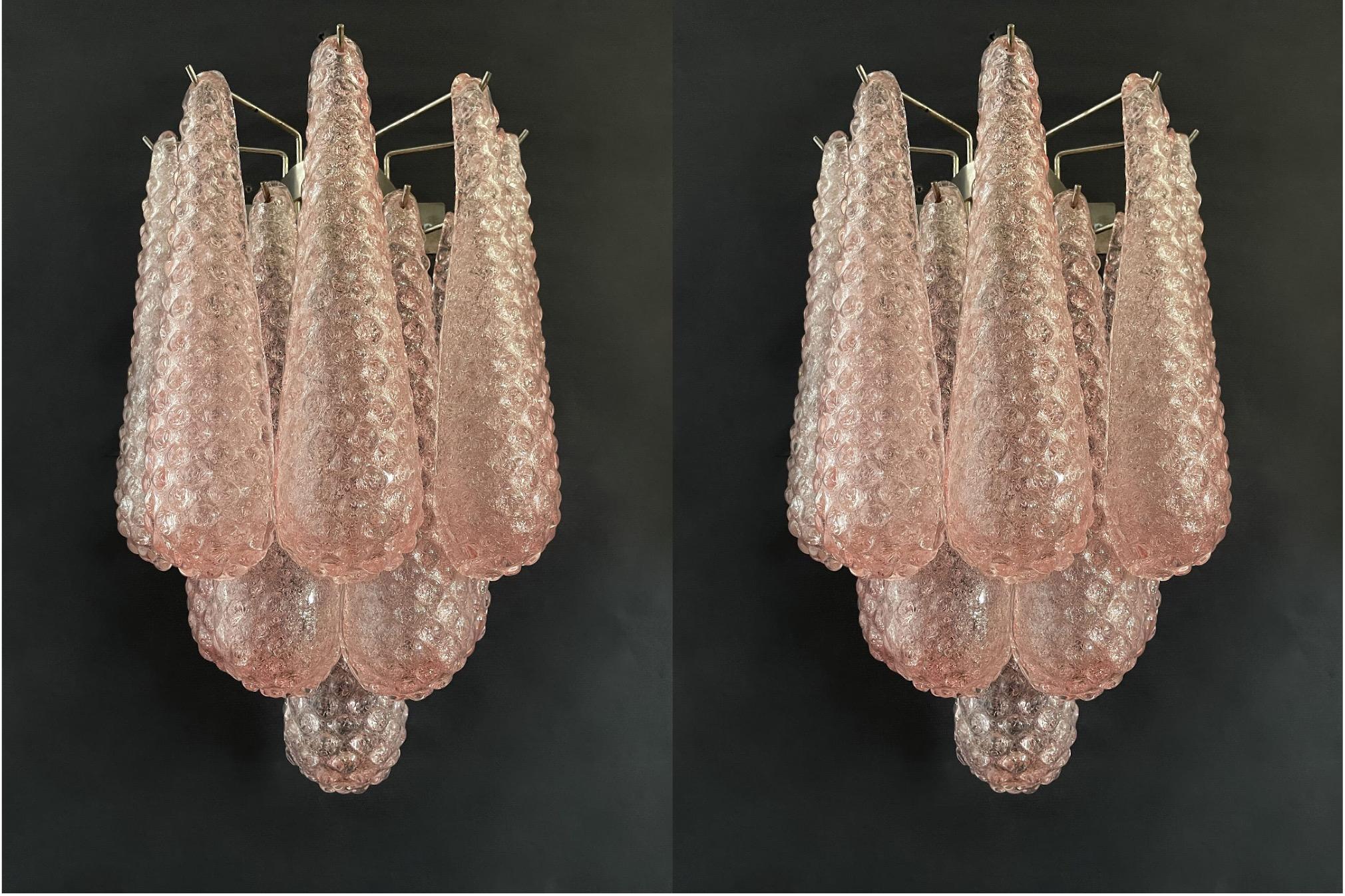 Juego de tres Lámparas de Pared de Murano Rosa compuesto por tres lámparas con diez gotas de cristal de color rosa pastel fijadas en un marco cromado. Estilo tradicional italiano de mediados de siglo producido en el distrito de Murano durante el