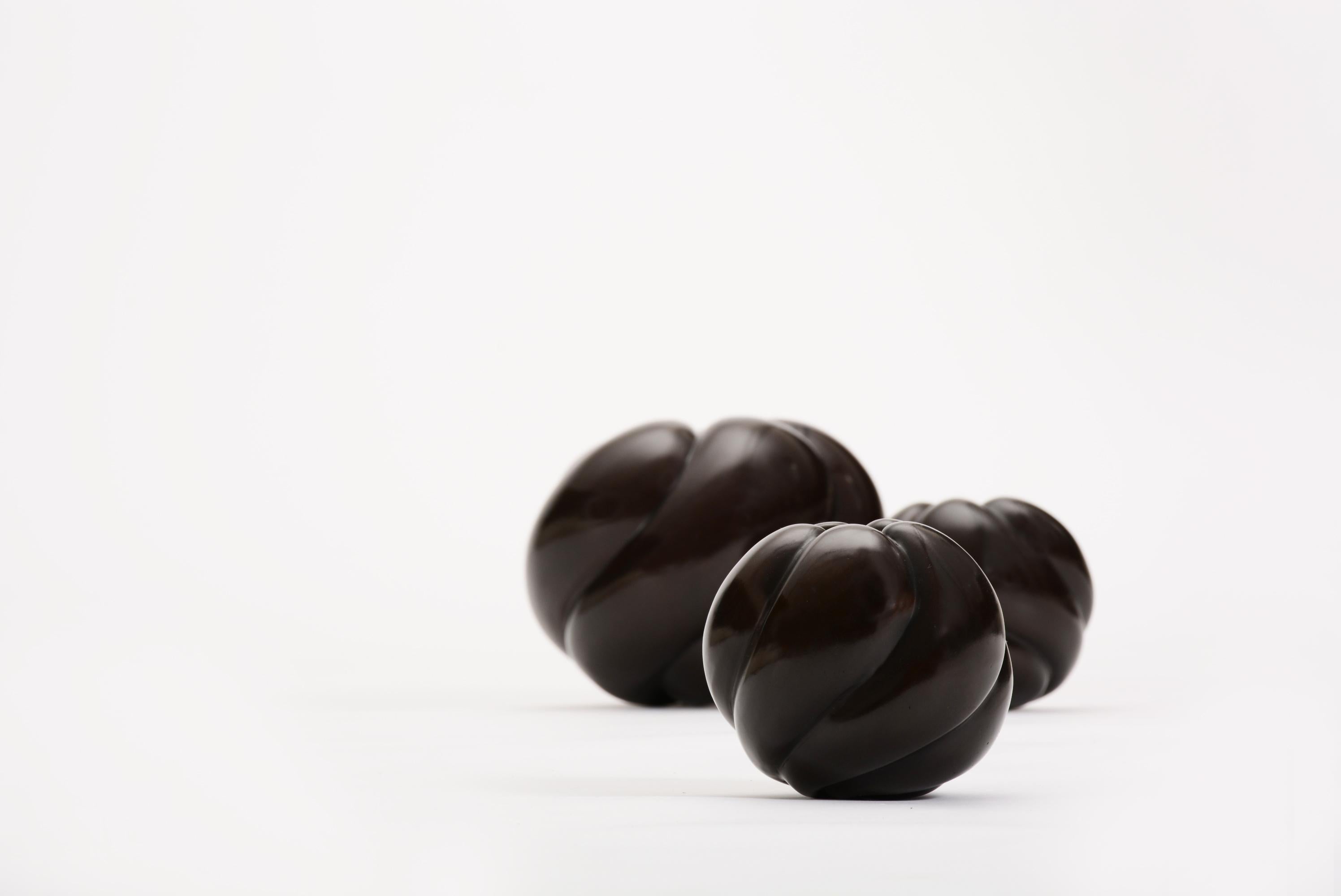 Un set di tre vasi scultorei realizzati in bronzo fuso massiccio (metodo a cera persa) con finitura in bronzo antico. Immediatamente disponibile presso lo showroom di Elan Atelier NYC.

Il set comprende 1 piccolo, 1 medio e 1