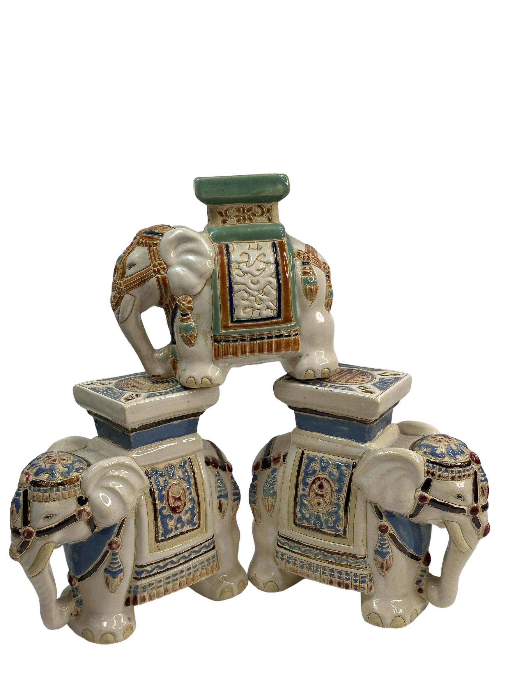 Ensemble de trois petits pots de fleurs en forme d'éléphant chinois Vintage Hollywood Regency Stand Bon état - En vente à Nuernberg, DE