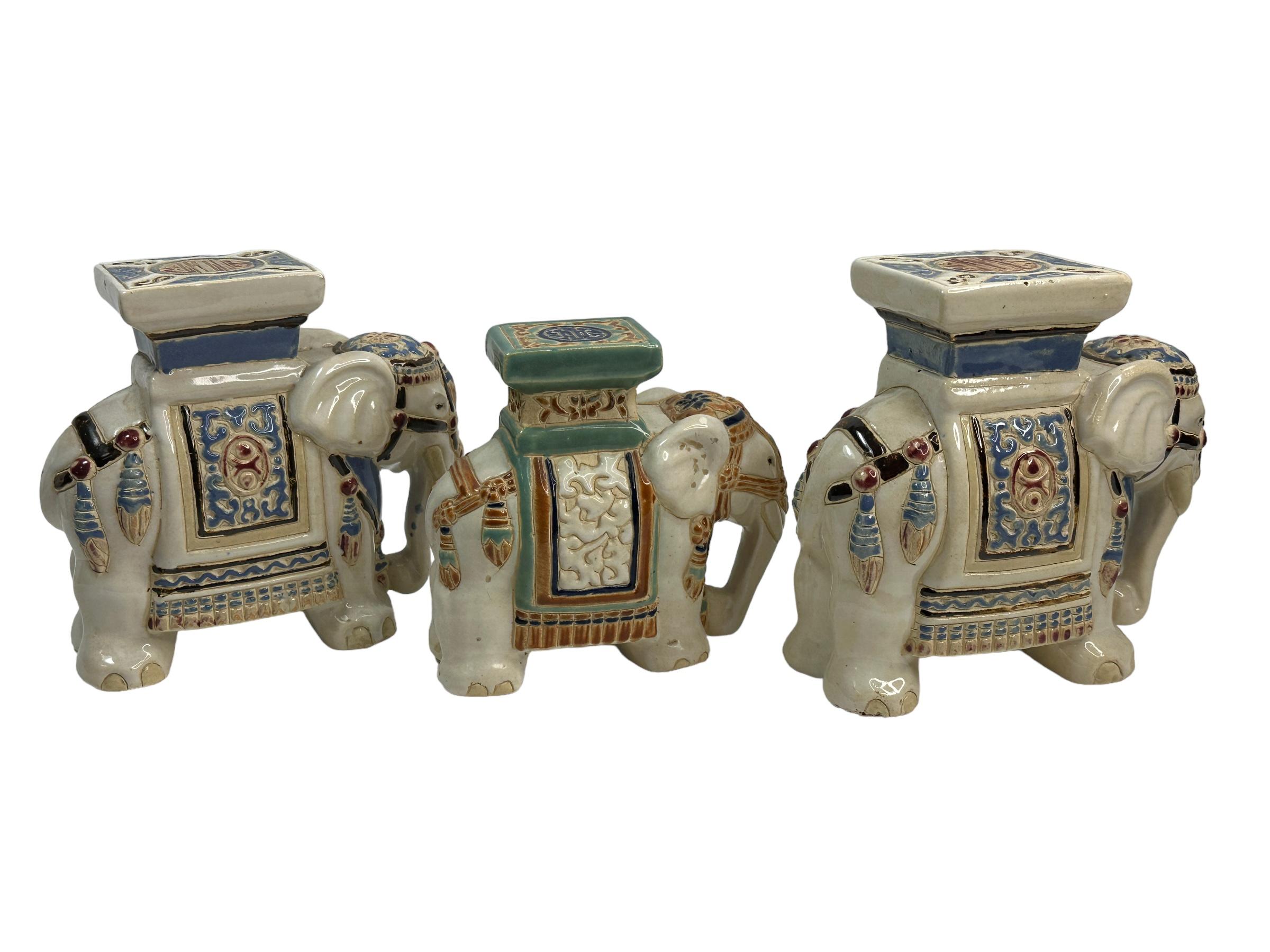Ensemble de trois petits pots de fleurs en forme d'éléphant chinois Vintage Hollywood Regency Stand en vente 1