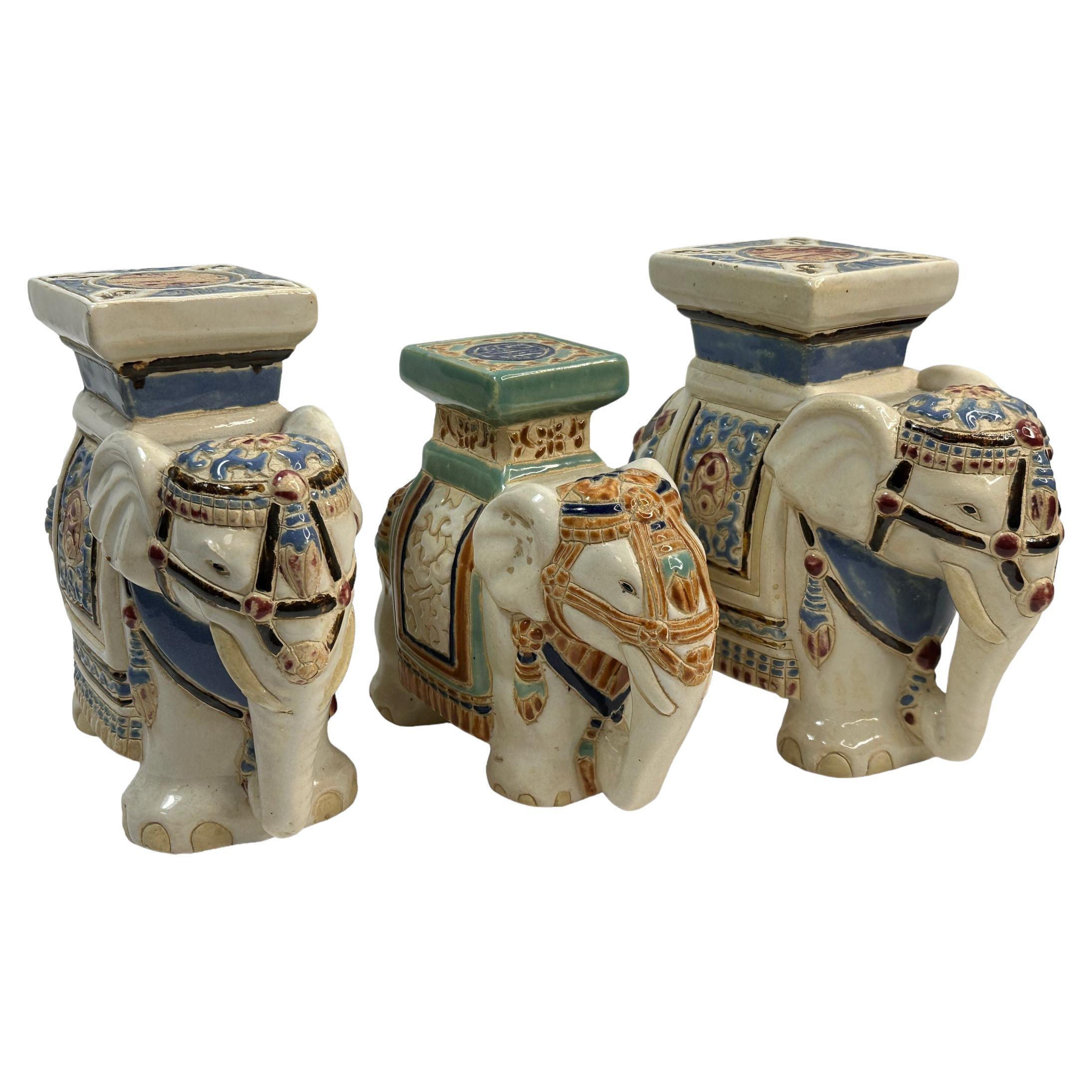 Ensemble de trois petits pots de fleurs en forme d'éléphant chinois Vintage Hollywood Regency Stand en vente