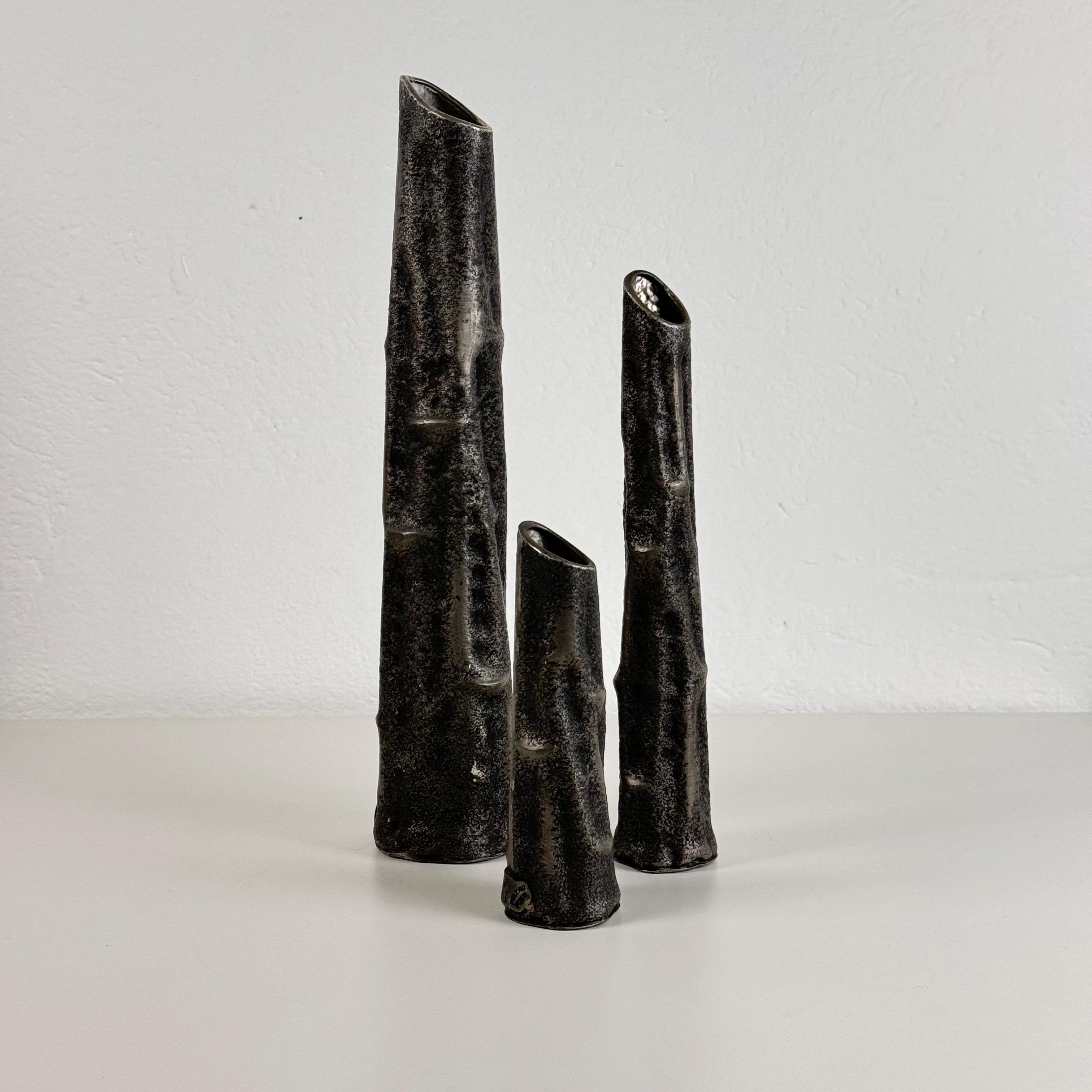Un set di tre vasi di grande effetto e altamente decorativi realizzati in puro peltro da MA CR, Italia, negli anni Settanta. Questo elegante Trio mette in mostra la bellezza senza tempo e la maestria del design italiano, con linee pulite e