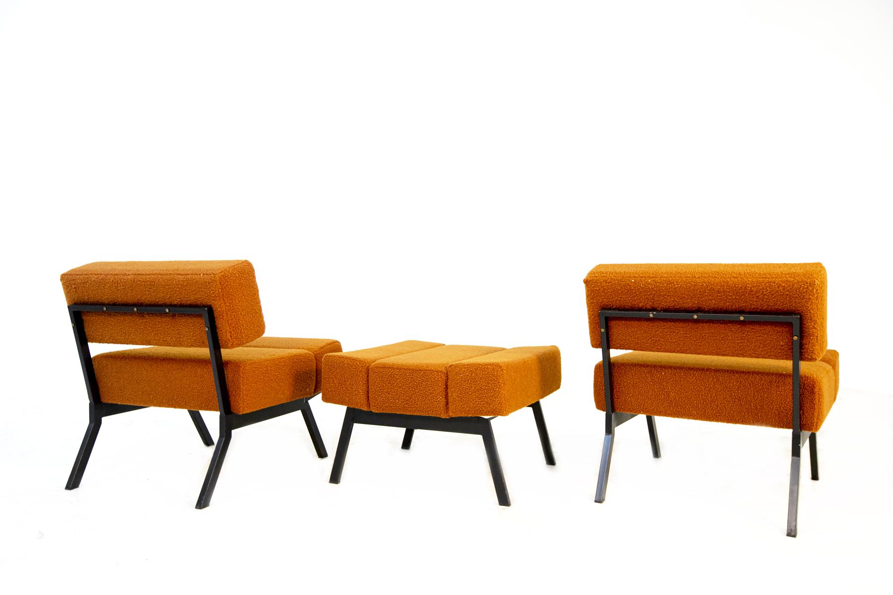 Beautiful set composed of two armchairs and a footstool by Rito Valla for IPE from the 1960s.
The Rito Valla set was made of dark orange bouclé fabric for the upholstery, and black painted aluminum for the frame.
The chairs do not recline, but are