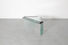 Juego de tres mesas triangulares de cristal y bronce Pierangelo Gallotti, años 70