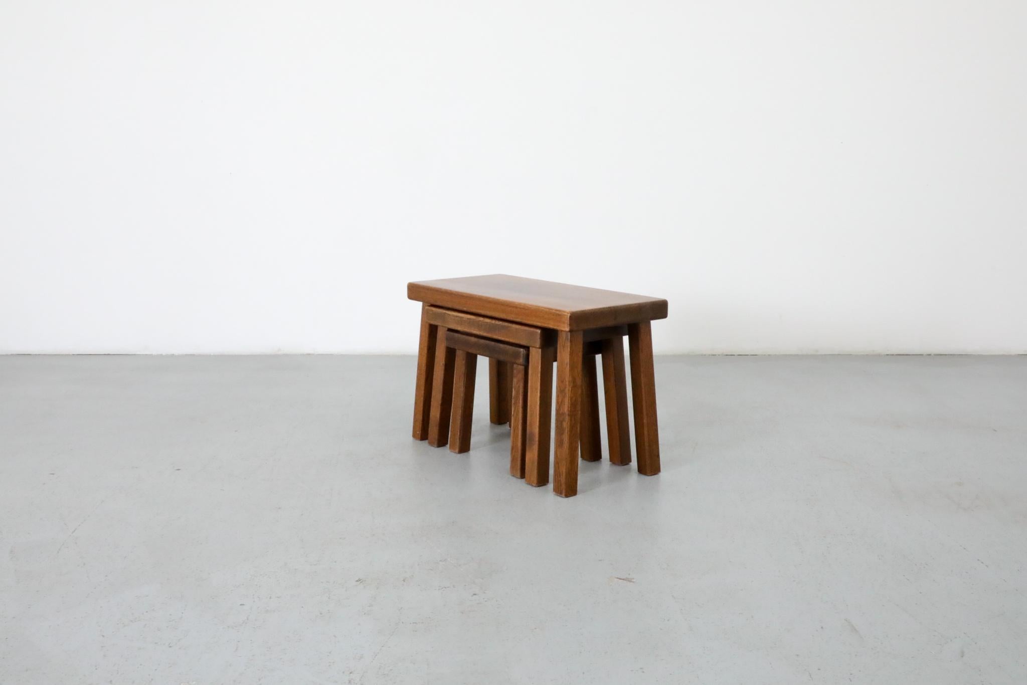 Chêne Ensemble de trois tables gigognes brutalistes d'inspiration Pierre Chapo en vente