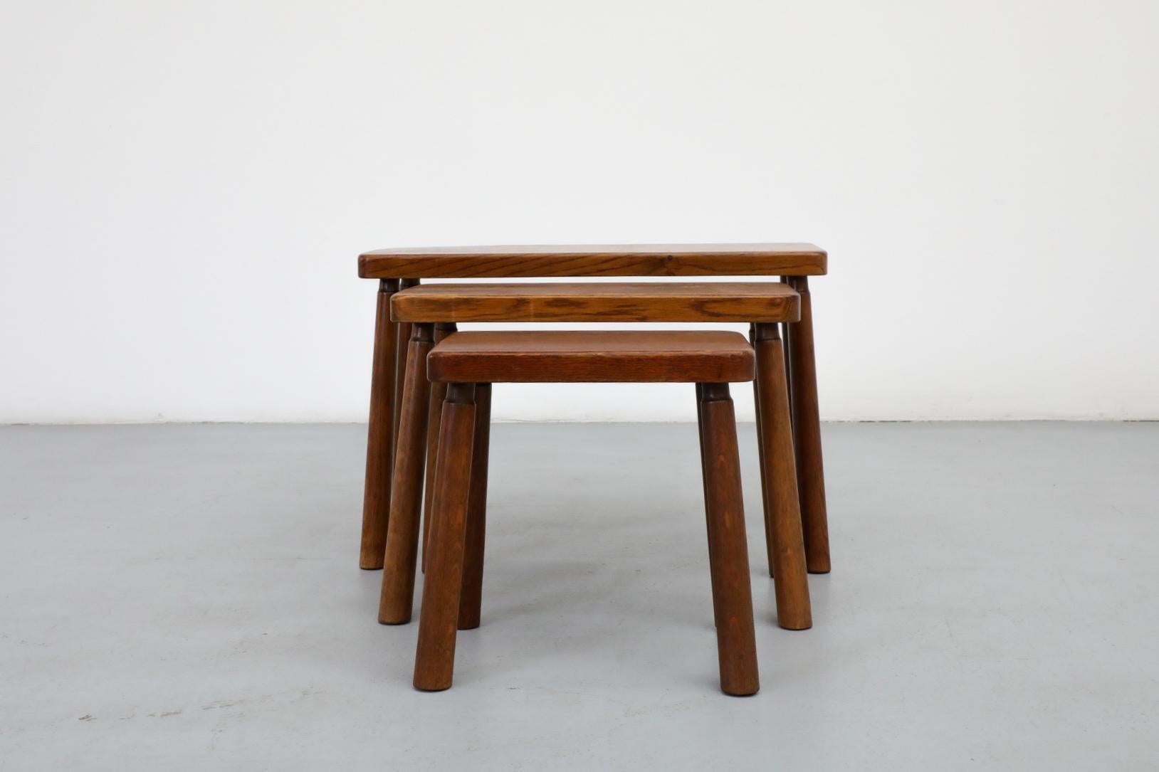 Ensemble de trois tables gigognes brutalistes en chêne de style Pierre Chapo avec pieds élancés en vente 3