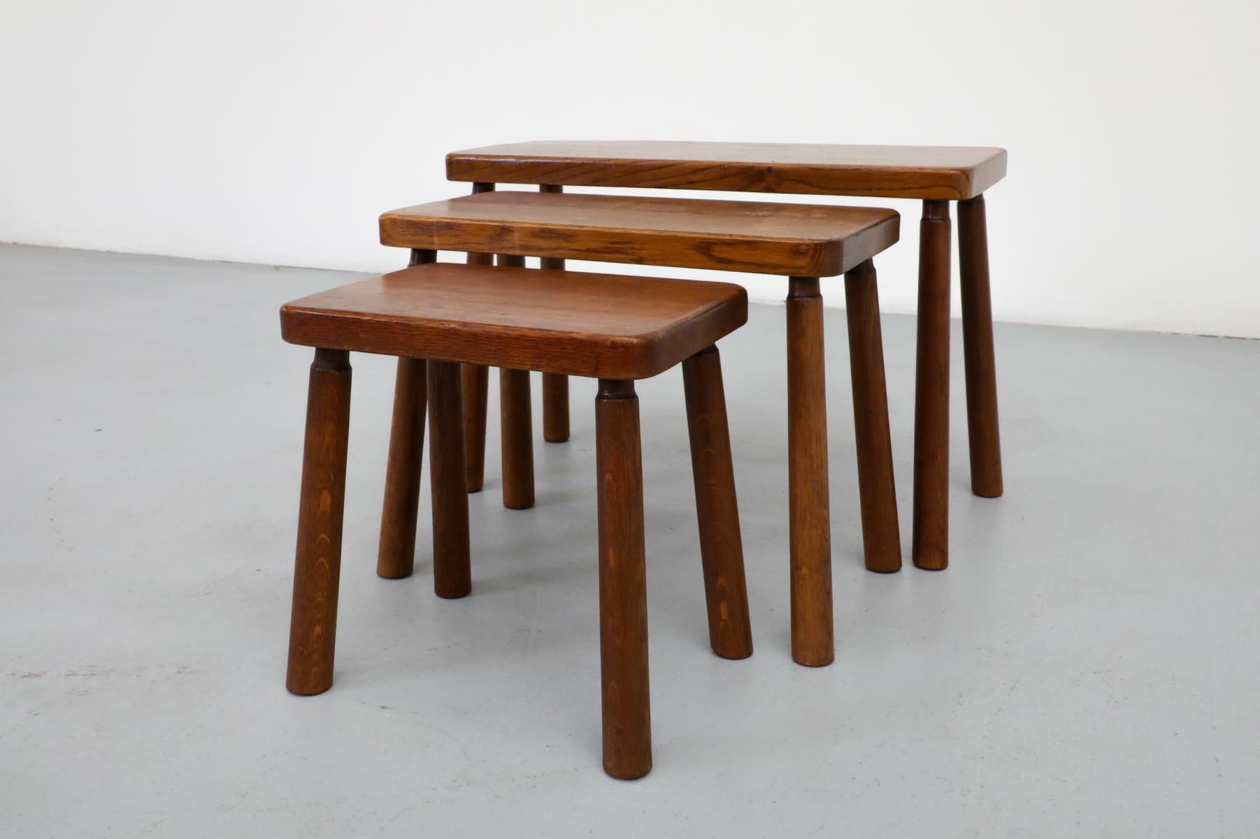 Ensemble de trois tables gigognes brutalistes en chêne de style Pierre Chapo avec pieds élancés en vente 4