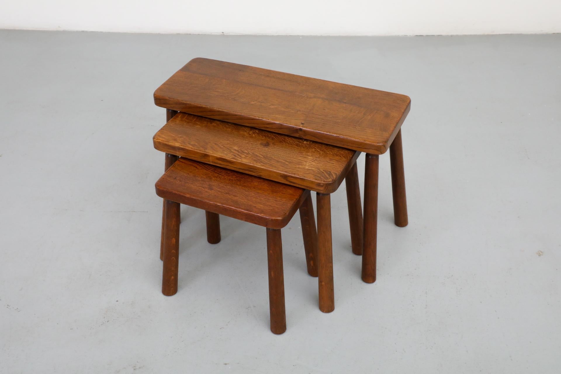 Ensemble de trois tables gigognes brutalistes en chêne de style Pierre Chapo avec pieds élancés en vente 6