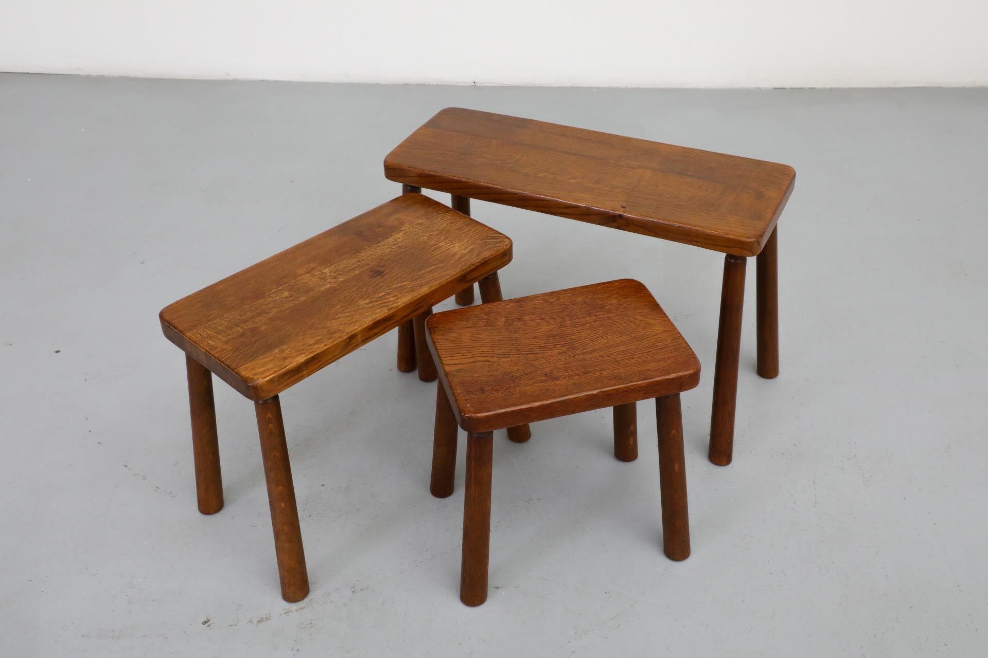 Ensemble de trois tables gigognes brutalistes en chêne de style Pierre Chapo avec pieds élancés en vente 7