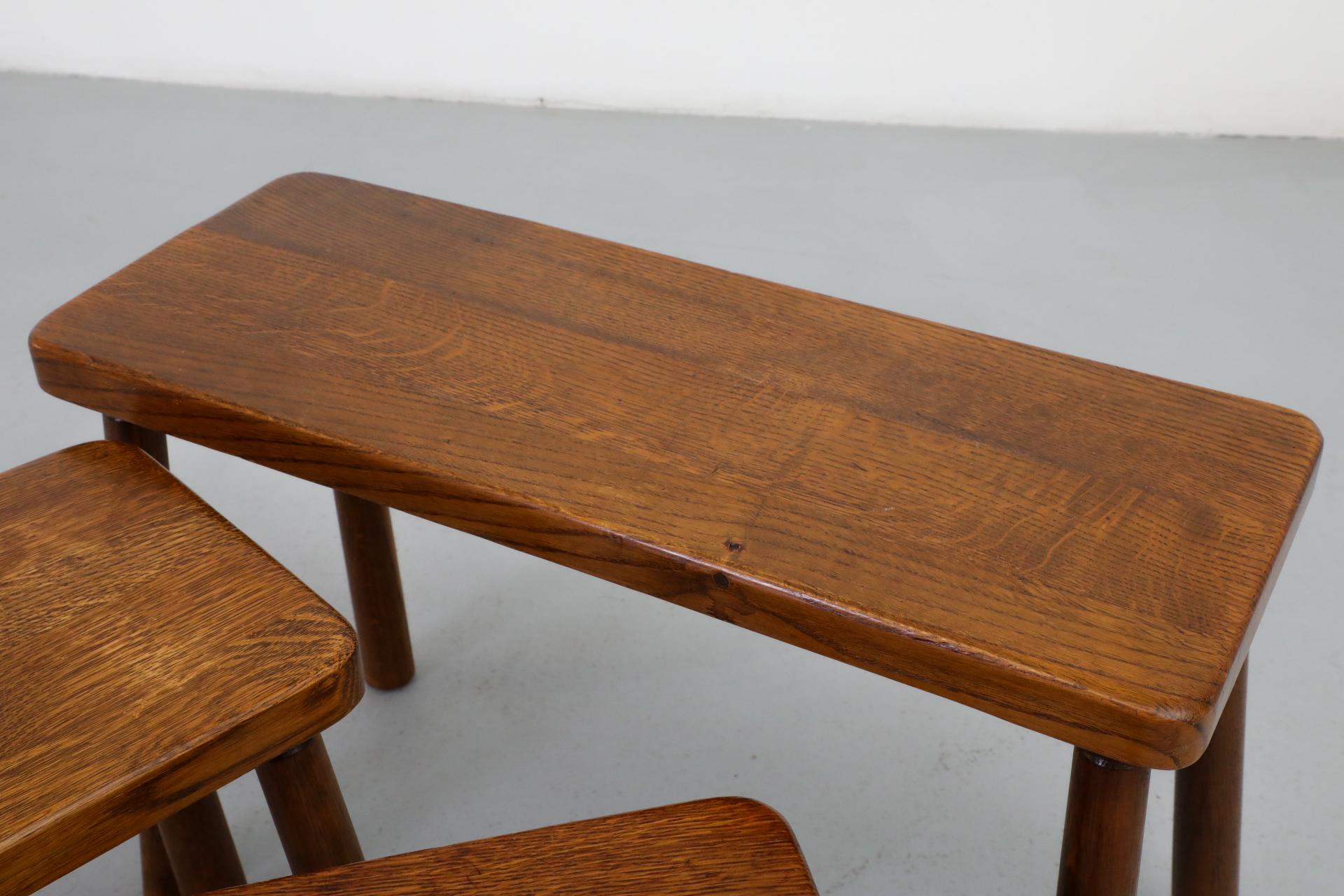 Ensemble de trois tables gigognes brutalistes en chêne de style Pierre Chapo avec pieds élancés en vente 8
