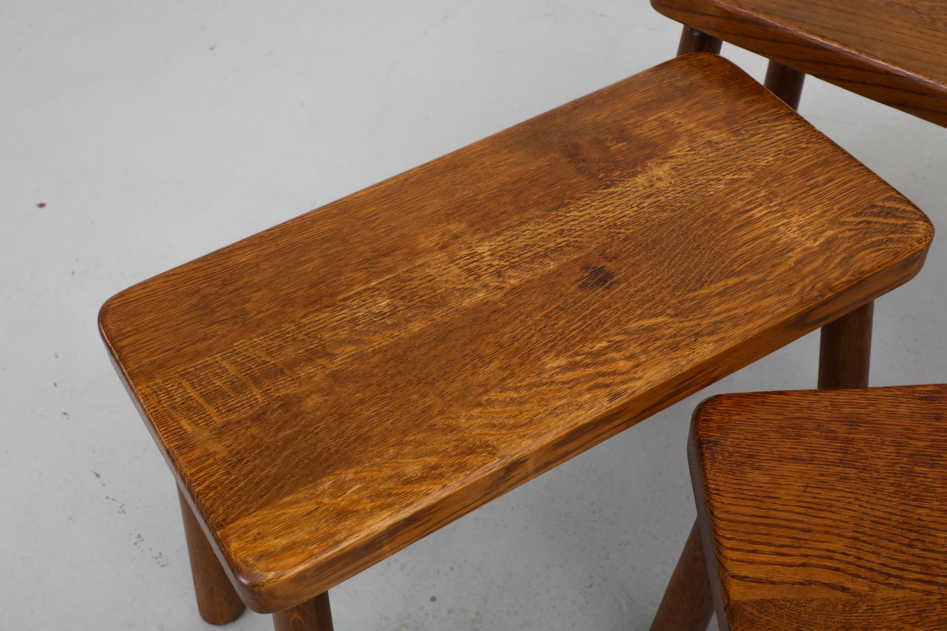 Ensemble de trois tables gigognes brutalistes en chêne de style Pierre Chapo avec pieds élancés en vente 9