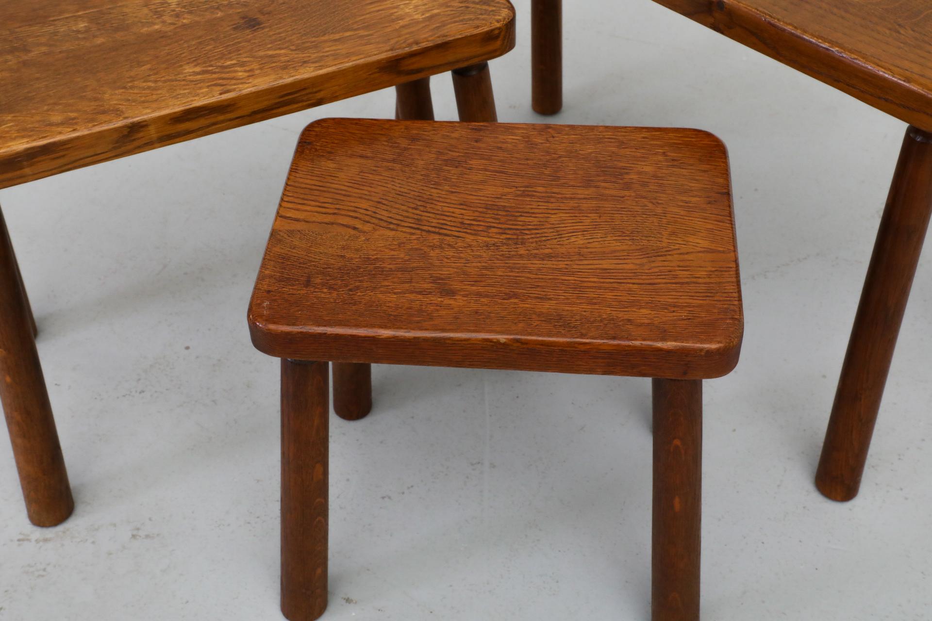 Ensemble de trois tables gigognes brutalistes en chêne de style Pierre Chapo avec pieds élancés en vente 10