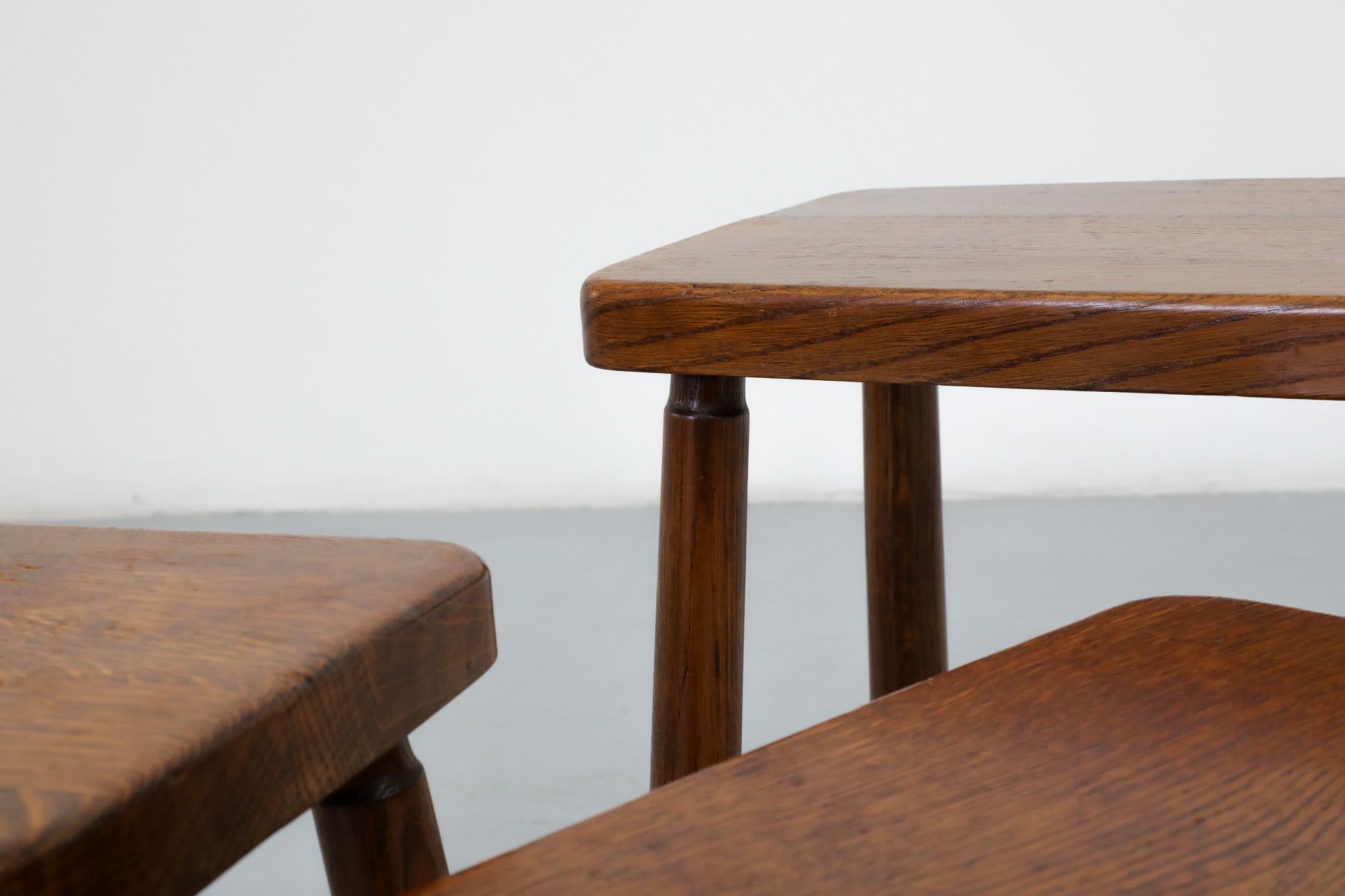 Ensemble de trois tables gigognes brutalistes en chêne de style Pierre Chapo avec pieds élancés en vente 11