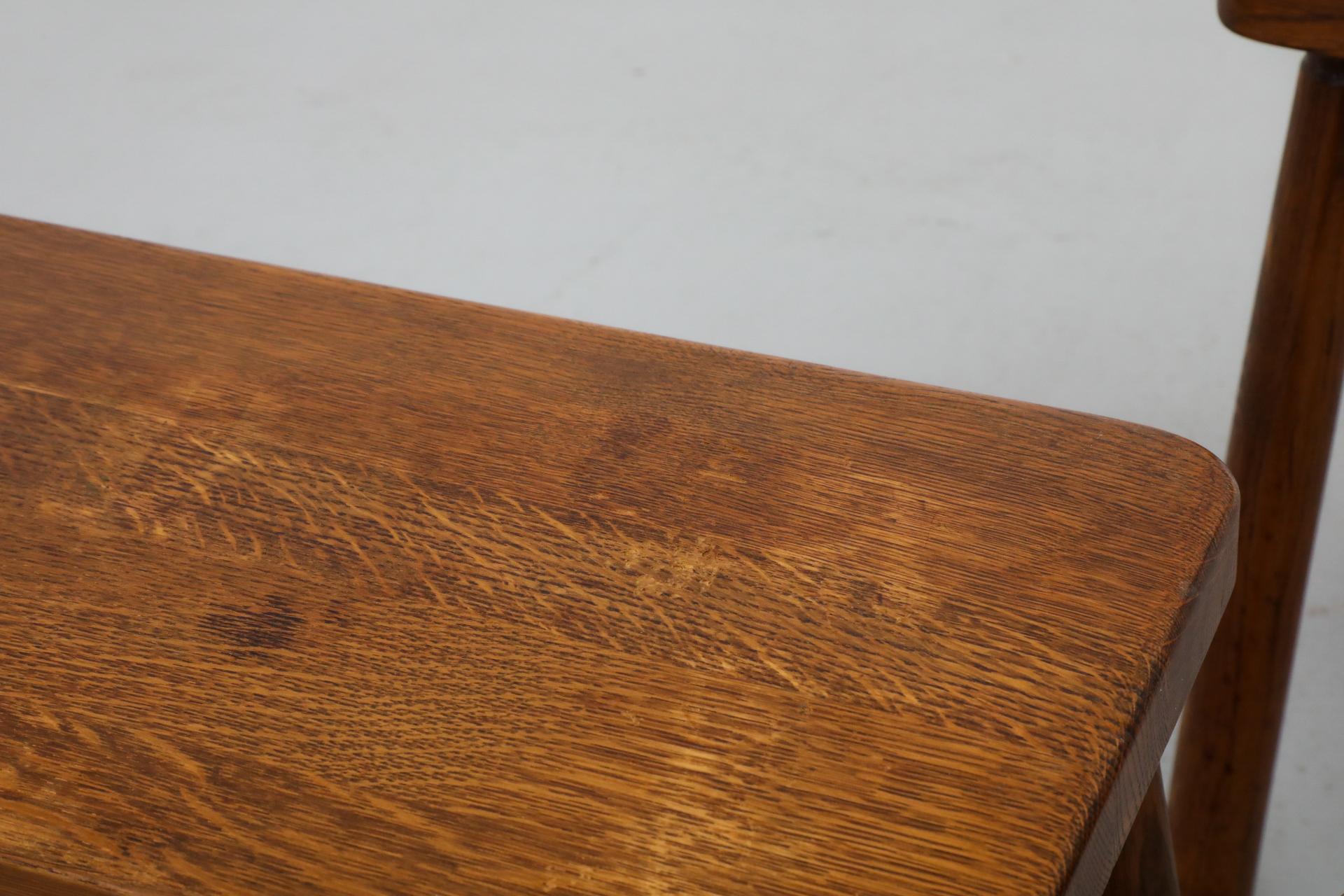 Ensemble de trois tables gigognes brutalistes en chêne de style Pierre Chapo avec pieds élancés en vente 12