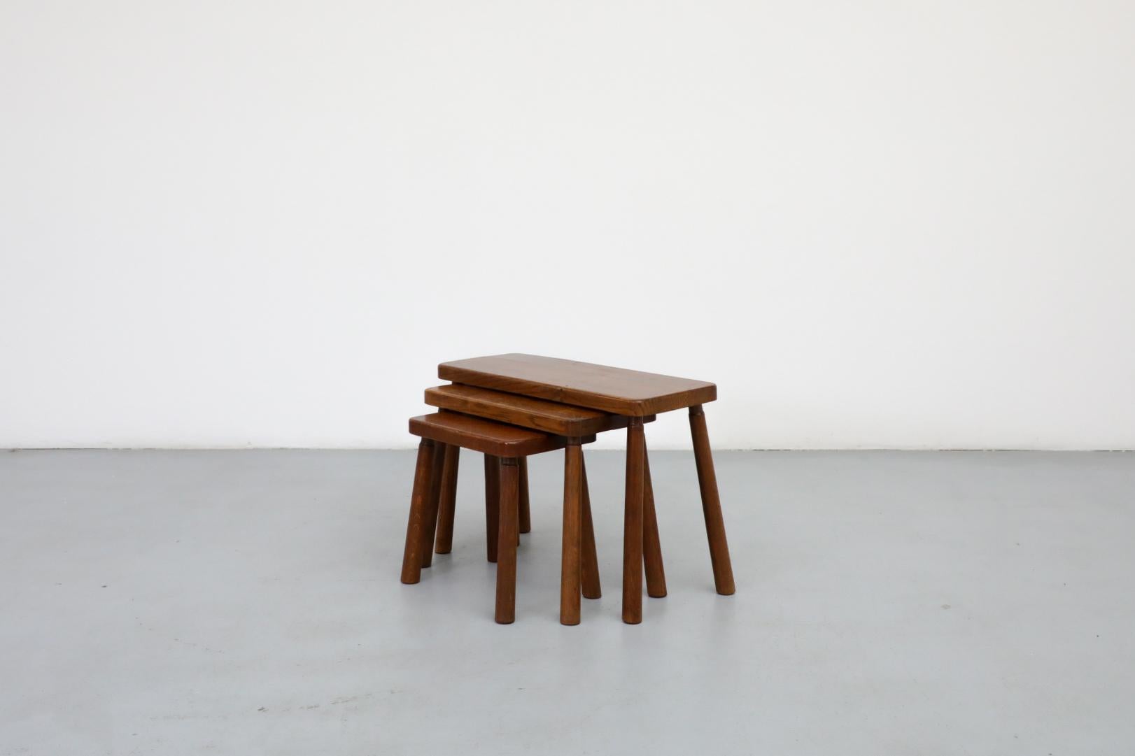 Brutalisme Ensemble de trois tables gigognes brutalistes en chêne de style Pierre Chapo avec pieds élancés en vente