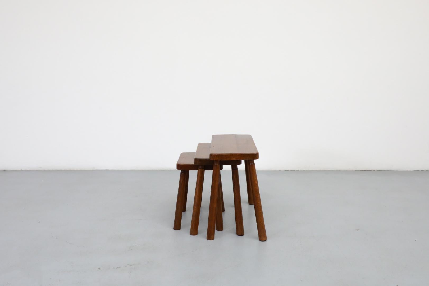 Néerlandais Ensemble de trois tables gigognes brutalistes en chêne de style Pierre Chapo avec pieds élancés en vente