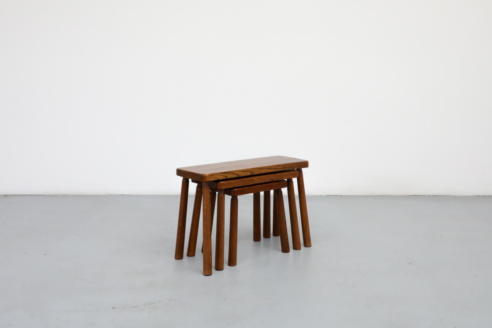 20ième siècle Ensemble de trois tables gigognes brutalistes en chêne de style Pierre Chapo avec pieds élancés en vente