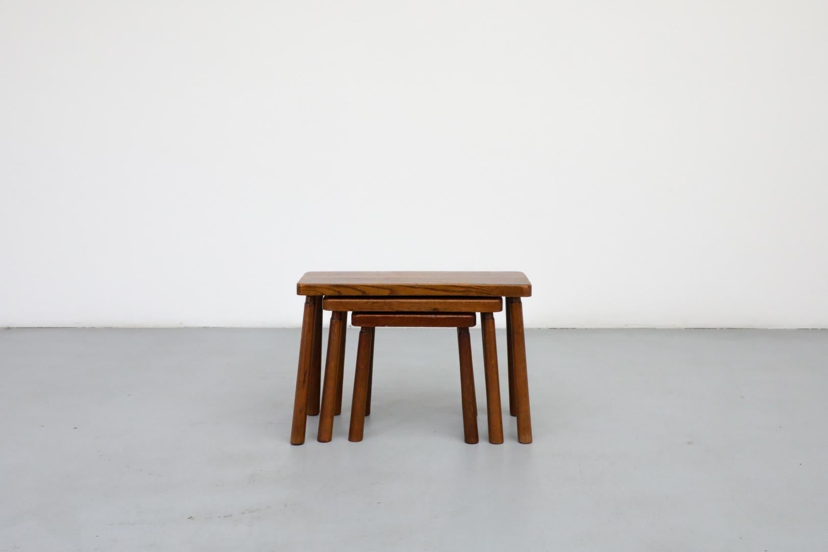 Chêne Ensemble de trois tables gigognes brutalistes en chêne de style Pierre Chapo avec pieds élancés en vente