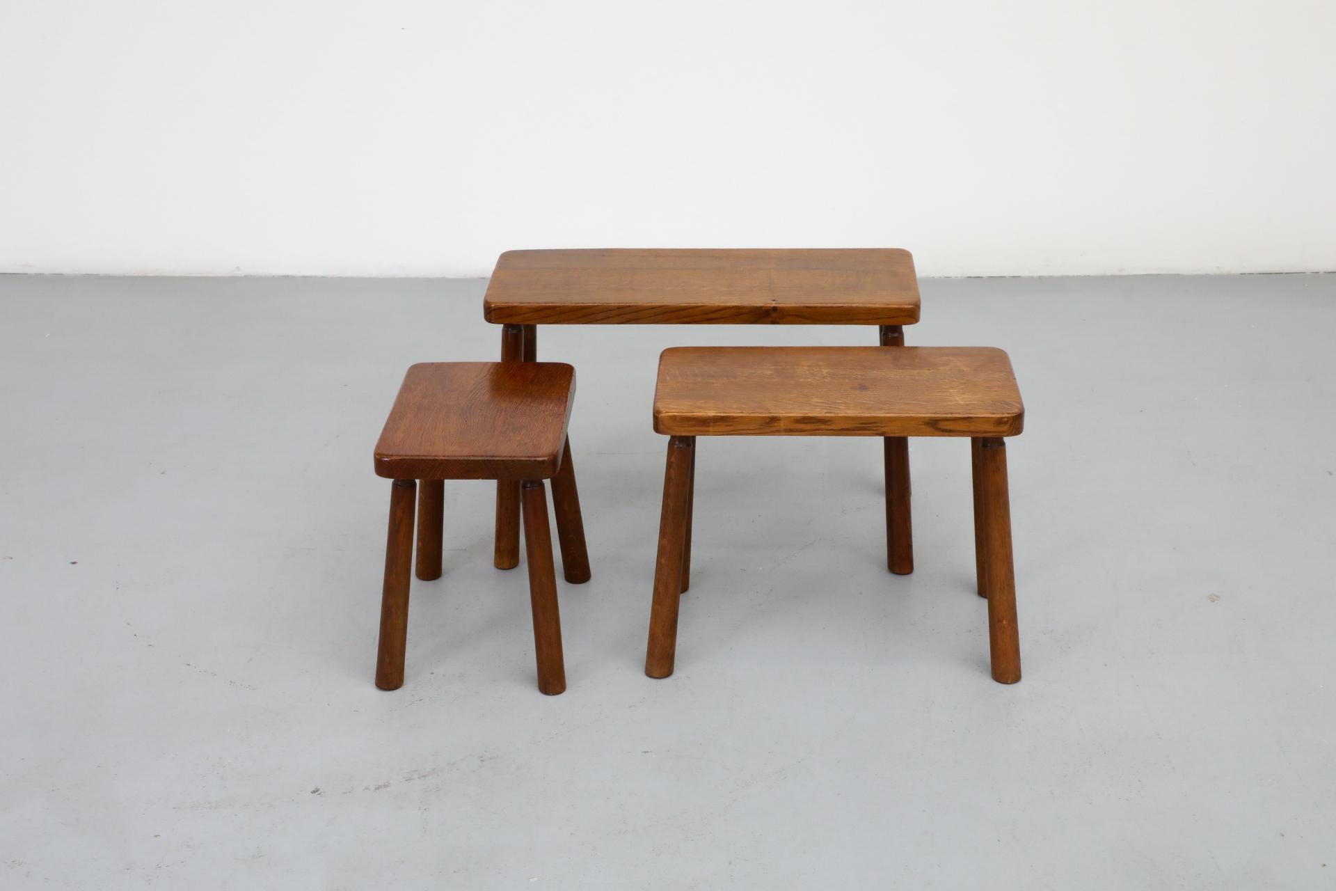 Ensemble de trois tables gigognes brutalistes en chêne de style Pierre Chapo avec pieds élancés en vente 1