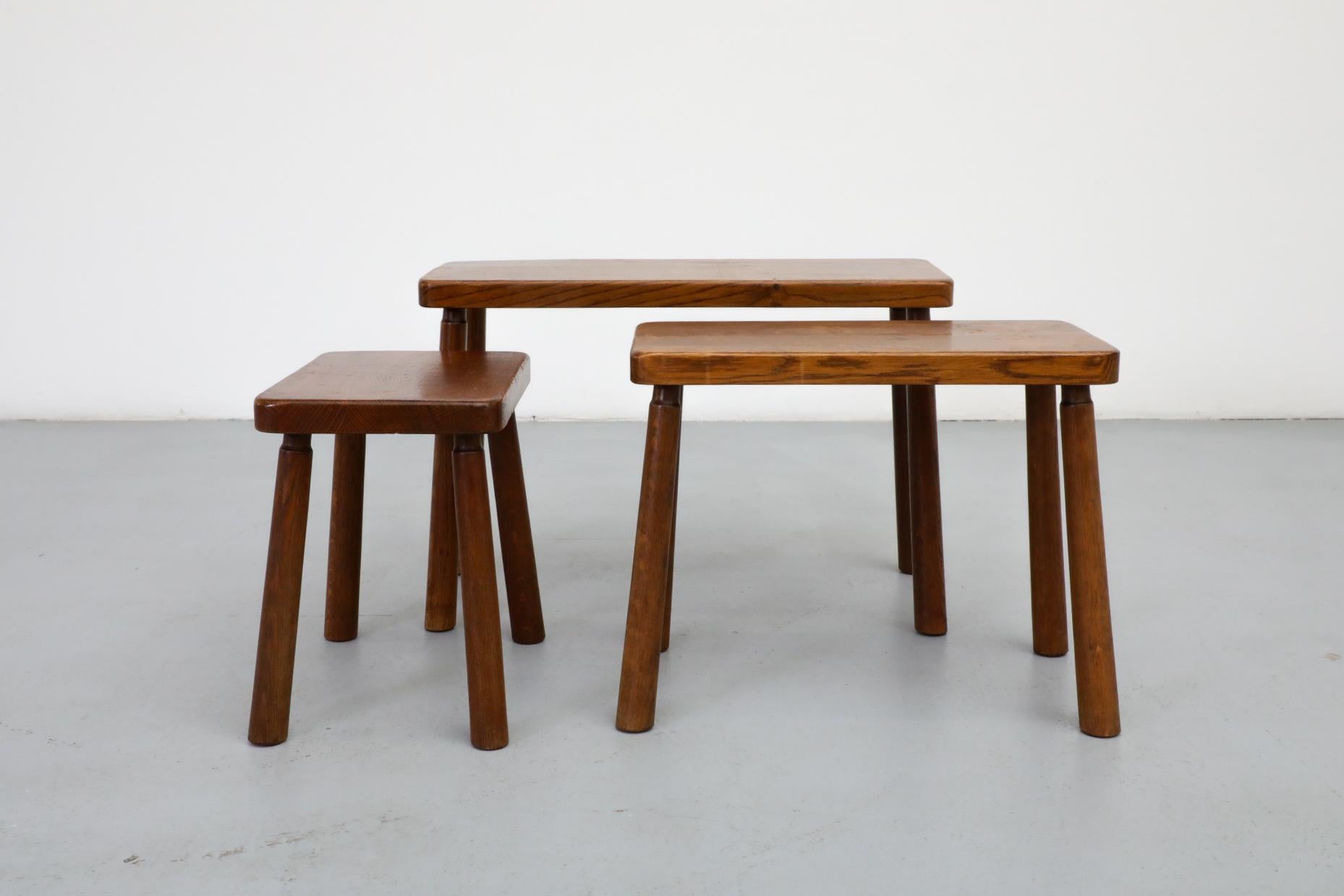 Ensemble de trois tables gigognes brutalistes en chêne de style Pierre Chapo avec pieds élancés en vente 2