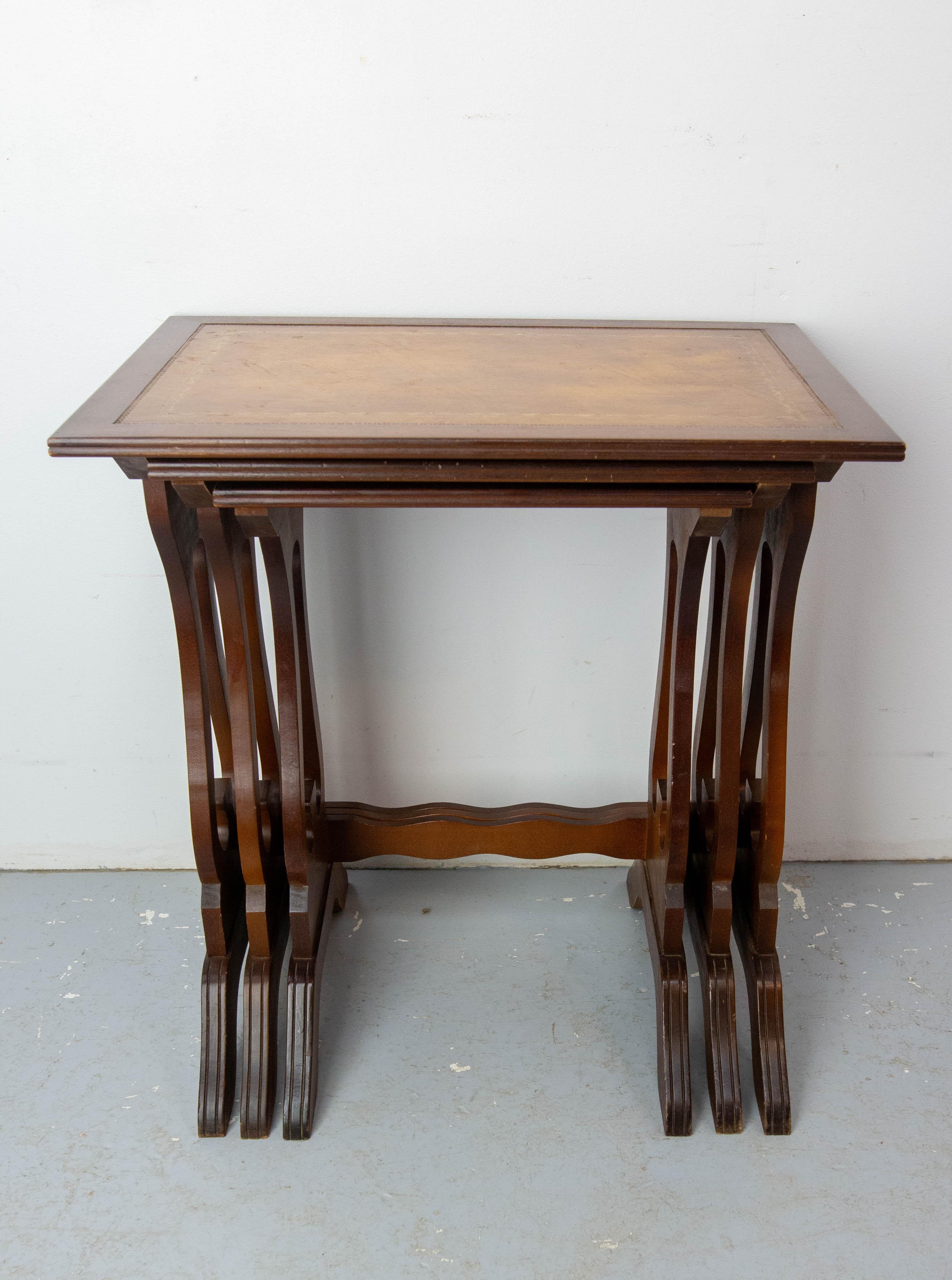 Set of Three Poplar Nesting Tables with Top Recovered of Leather Mid-Century In Good Condition For Sale In Labrit, Landes