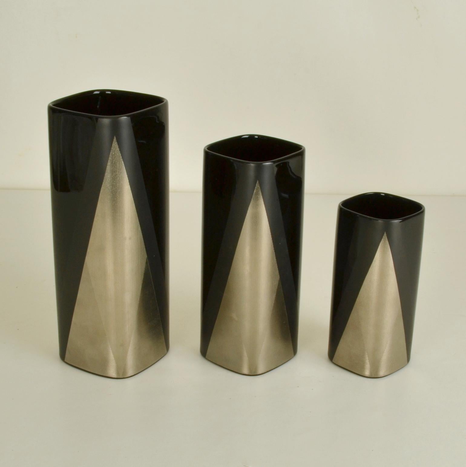 Satz schwarzer Rosenthal-Porzellanvasen, handgefertigt in einem erhabenen, linearen, V-förmigen geometrischen Muster, das auf runden, rechteckigen Vasen ruht. Helmut Dresler war ein Designer, der neue, einzigartige Dekorationstechniken entwickelte,