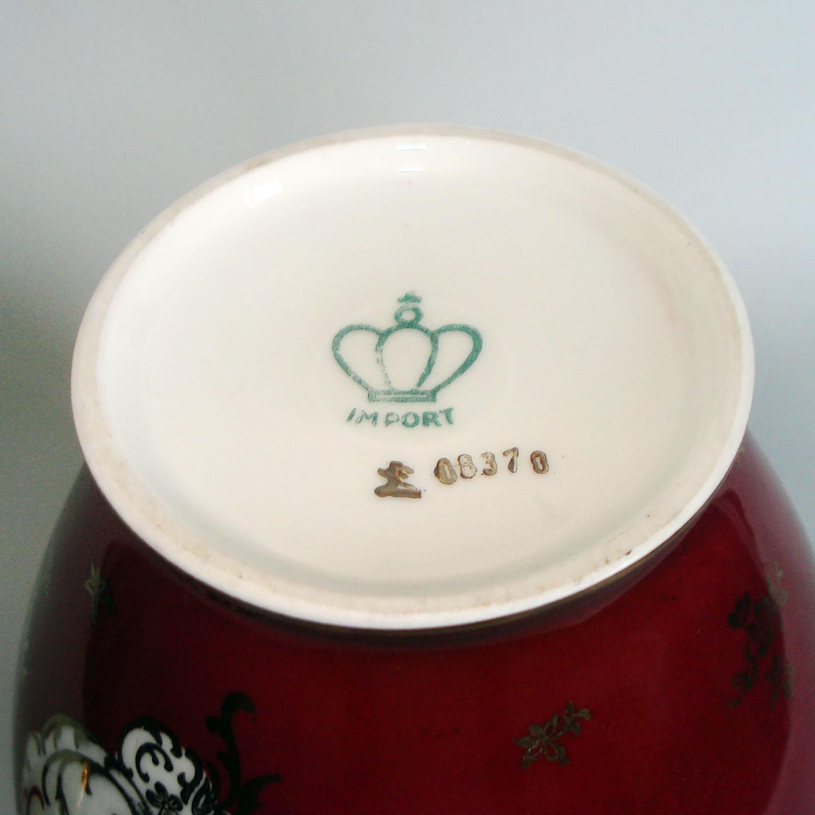 Ensemble de trois urnes en porcelaine avec couvercle, peintes à la main avec des scènes de ragonard en vente 3