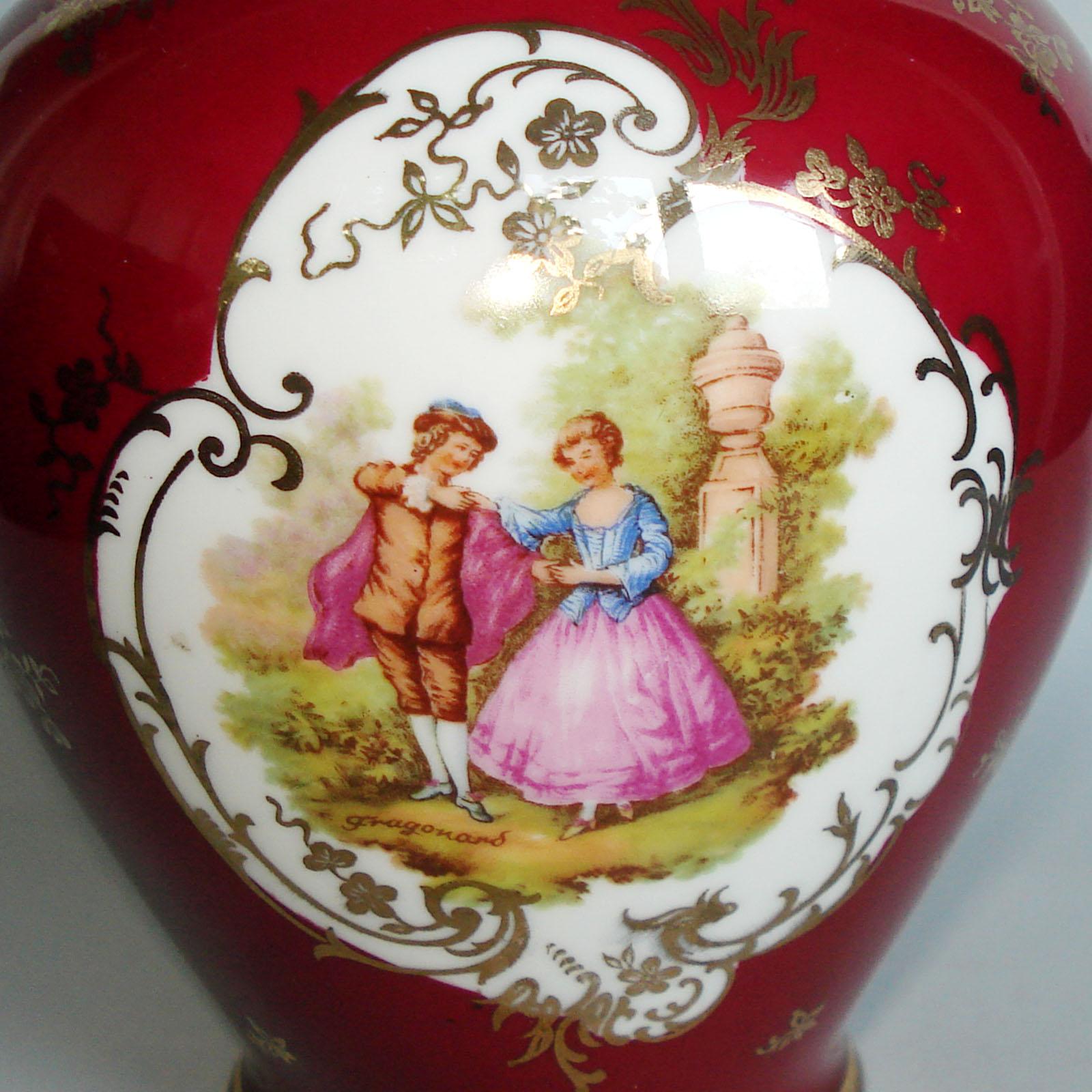 Milieu du XXe siècle Ensemble de trois urnes en porcelaine avec couvercle, peintes à la main avec des scènes de ragonard en vente