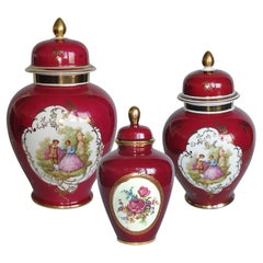 Ensemble de trois urnes en porcelaine avec couvercle, peintes à la main avec des scènes de ragonard