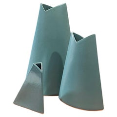 Set von drei postmodernen, geometrischen Keramikvasen von James Johnston