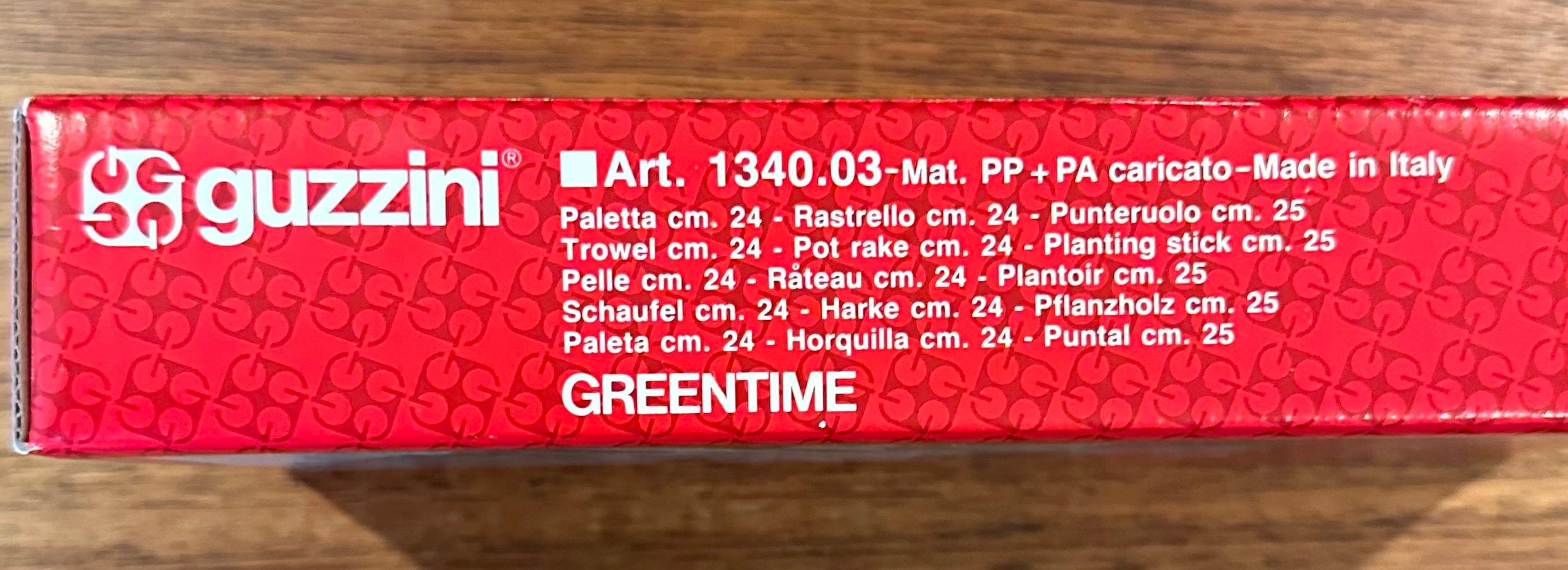 Juego de tres herramientas de jardinería postmodernas 
