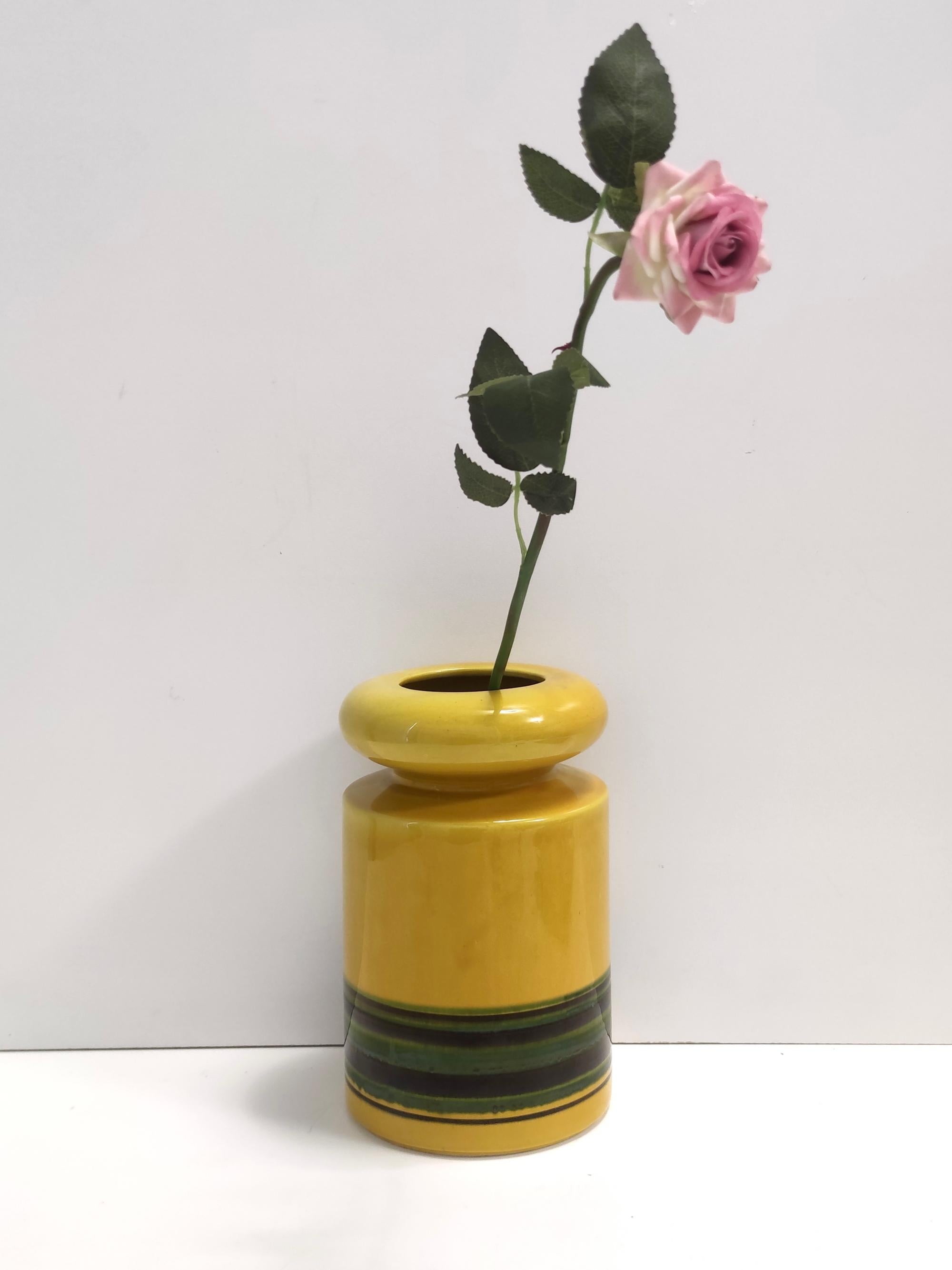 Satz von drei postmodernen blau und gelb glasierten Vasen und Flaschen von Parravicini (Italienisch) im Angebot