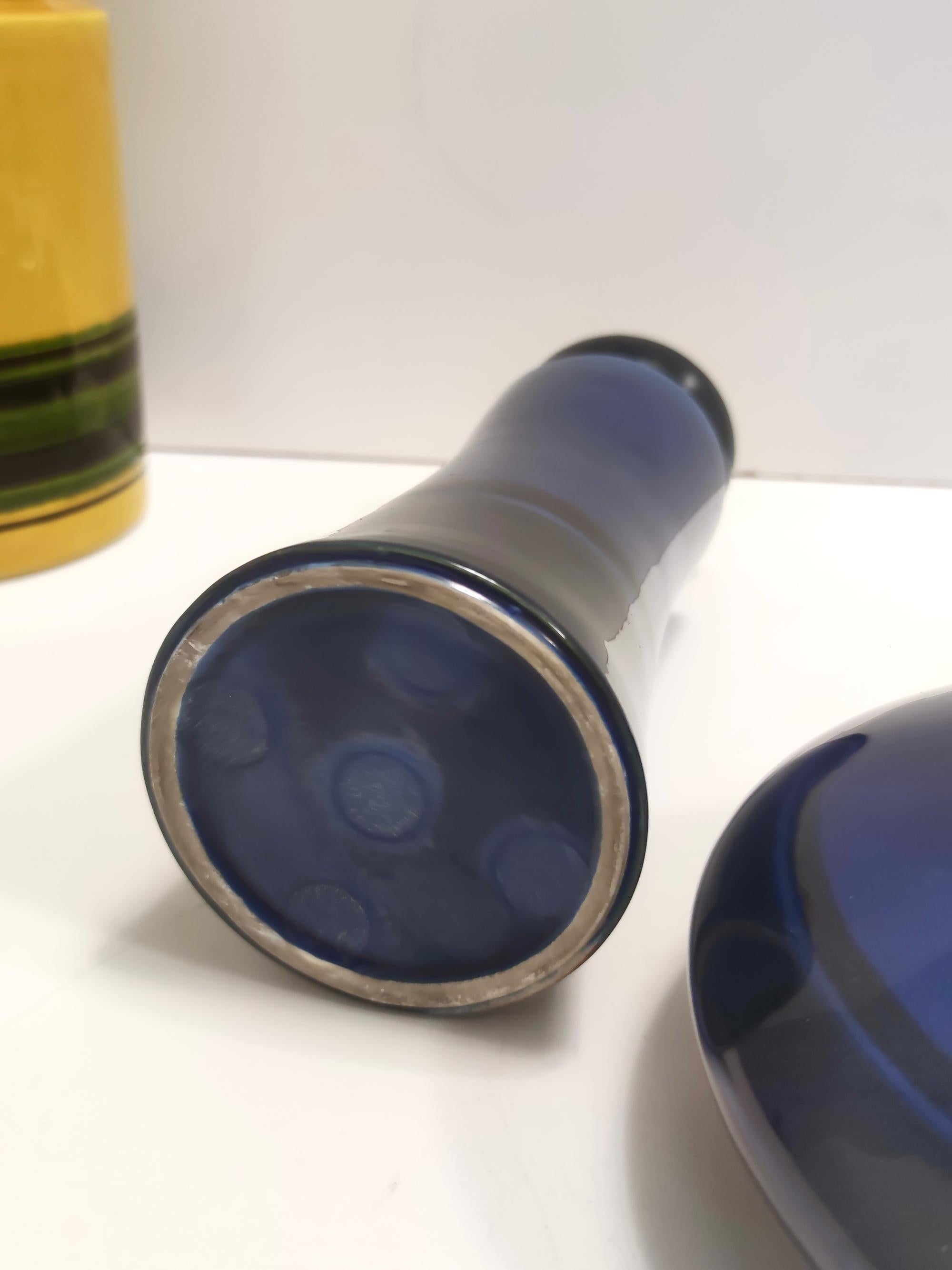 Satz von drei postmodernen blau und gelb glasierten Vasen und Flaschen von Parravicini (Ende des 20. Jahrhunderts) im Angebot