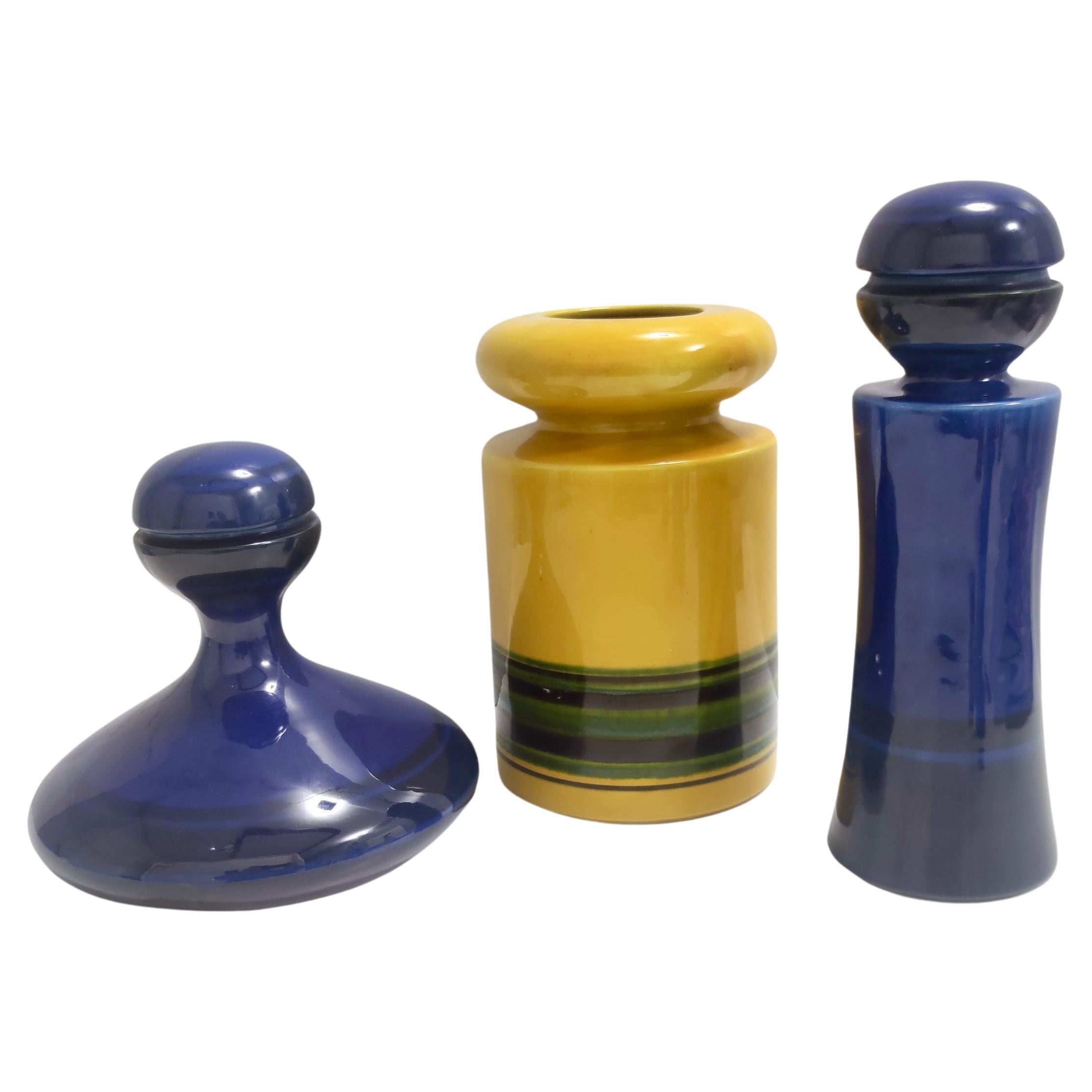 Satz von drei postmodernen blau und gelb glasierten Vasen und Flaschen von Parravicini im Angebot